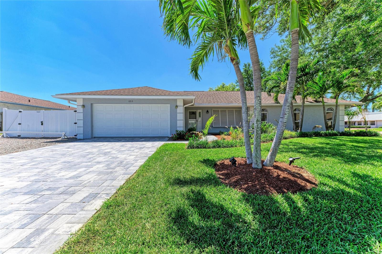 Single Family Residence in BRADENTON, FL - Daniel Dourado