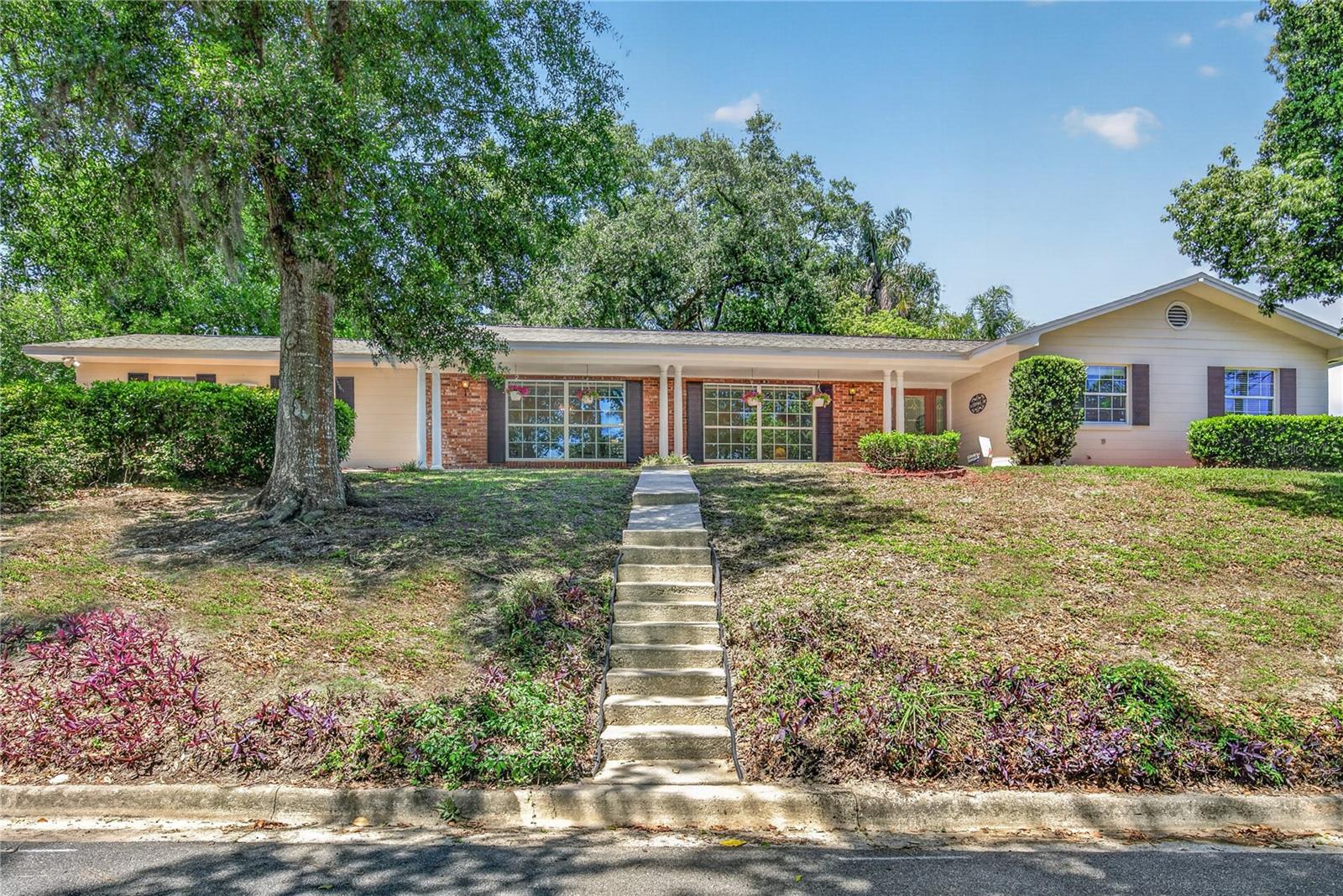 Single Family Residence in MOUNT DORA, FL - Daniel Dourado