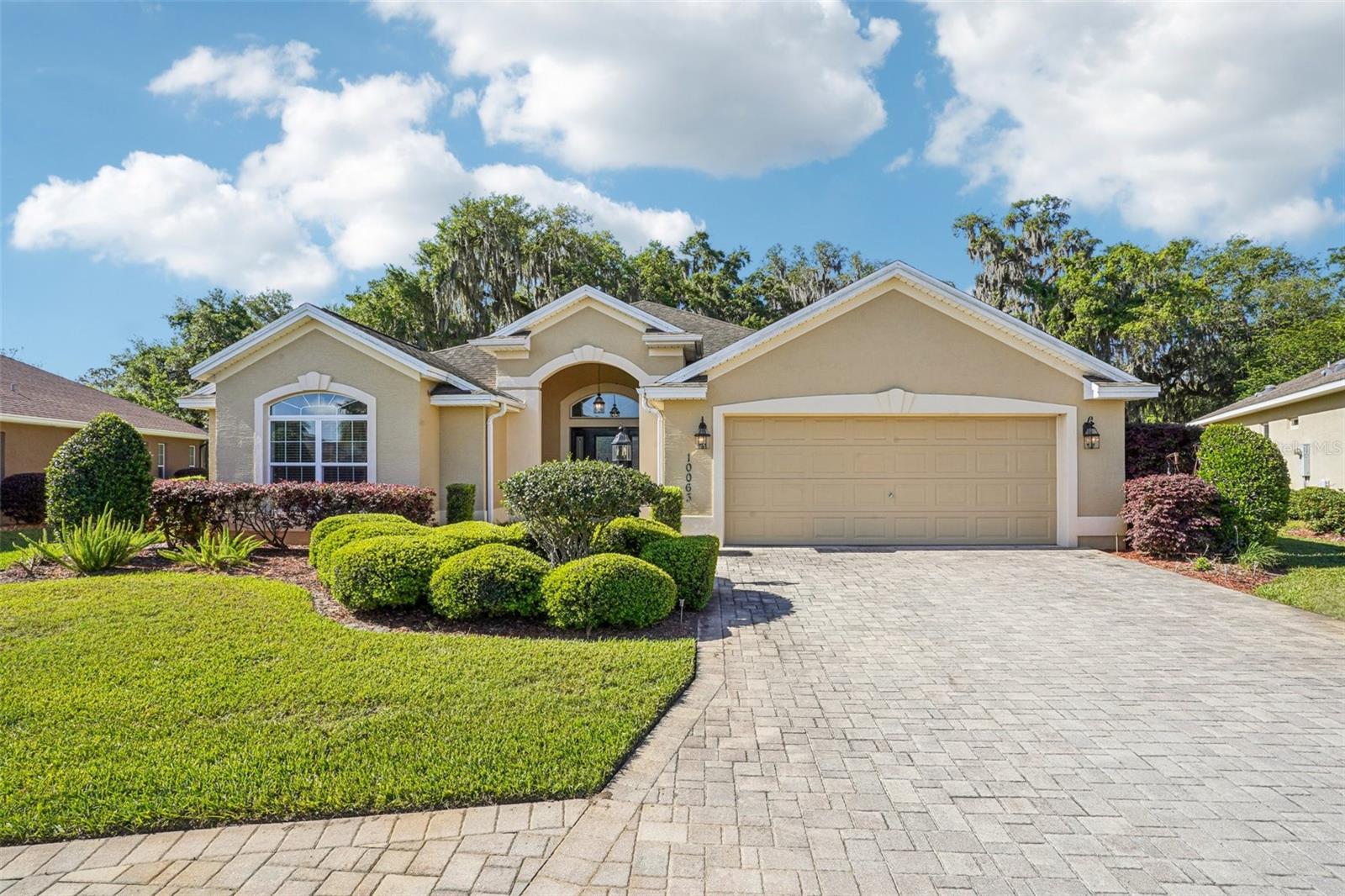 Single Family Residence in OXFORD, FL - Daniel Dourado