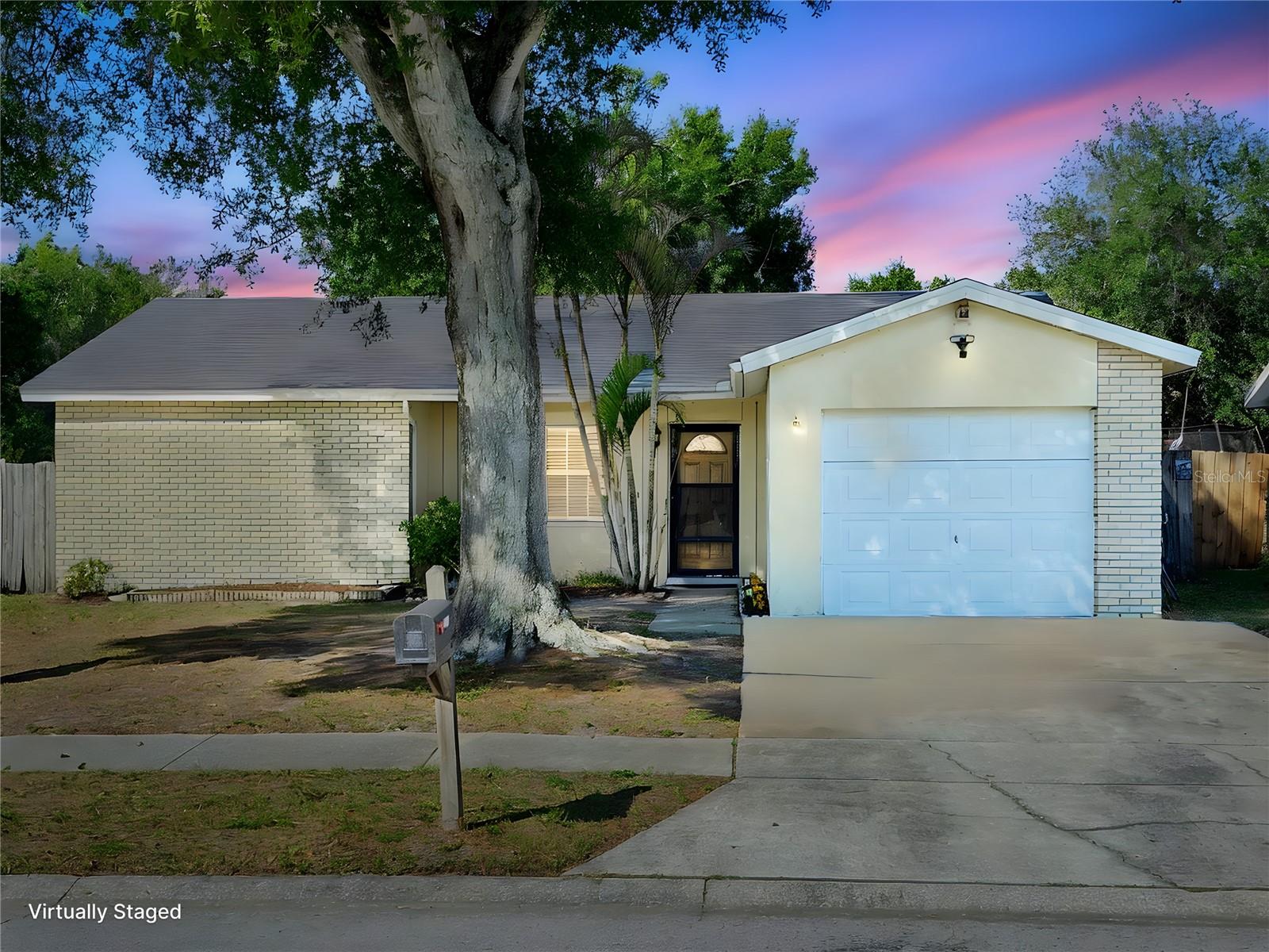 Single Family Residence in RIVERVIEW, FL - Daniel Dourado