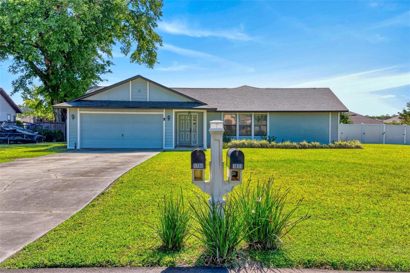 Single Family Residence in MOUNT DORA, FL - Daniel Dourado
