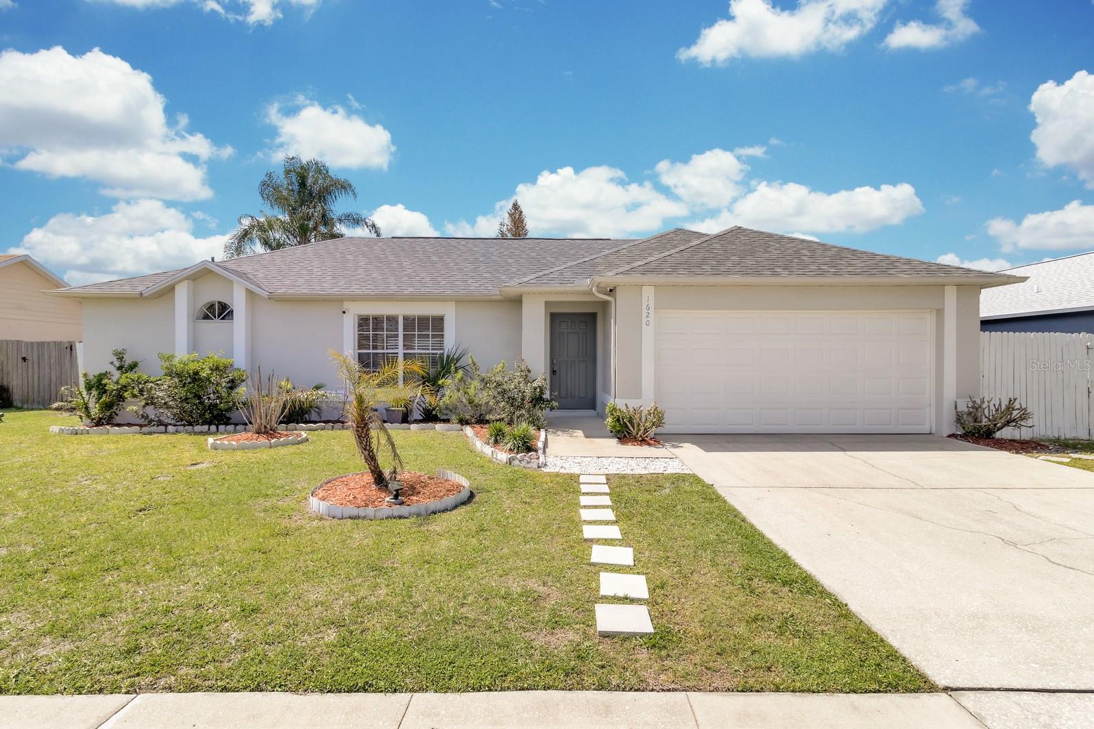 Single Family Residence in ORLANDO, FL - Daniel Dourado