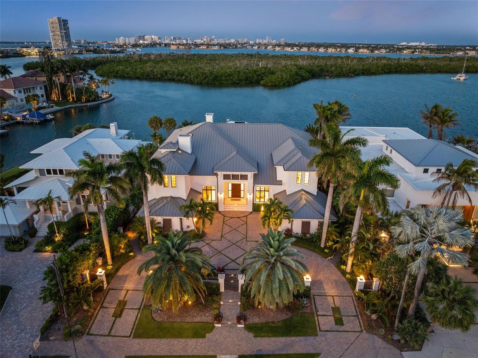 Single Family Residence in SARASOTA, FL - Daniel Dourado