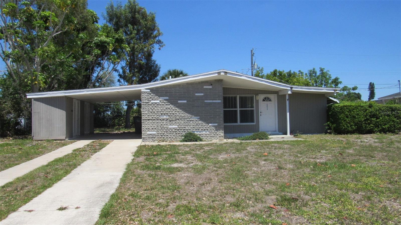 Single Family Residence in BRADENTON, FL - Daniel Dourado