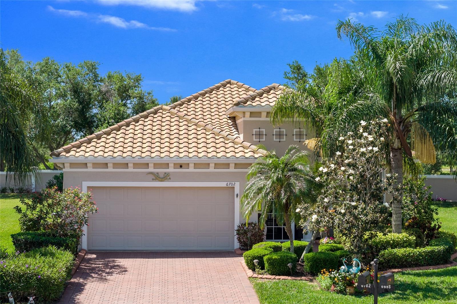 Single Family Residence in SARASOTA, FL - Daniel Dourado