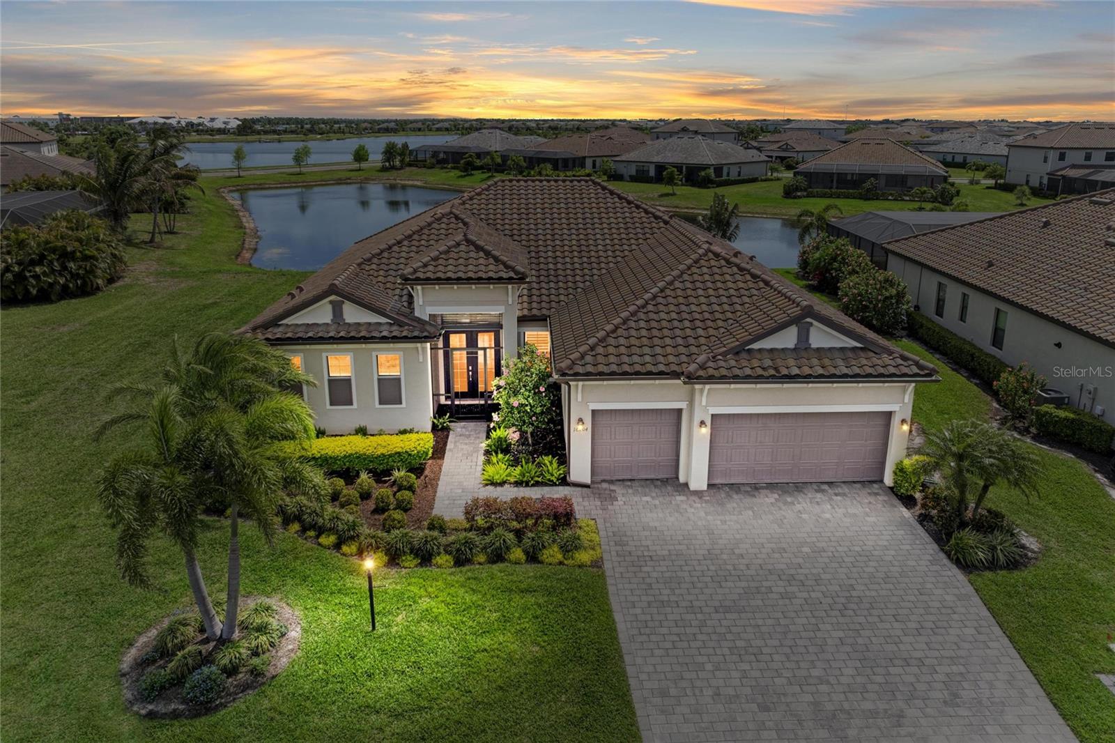 Single Family Residence in LAKEWOOD RANCH, FL - Daniel Dourado
