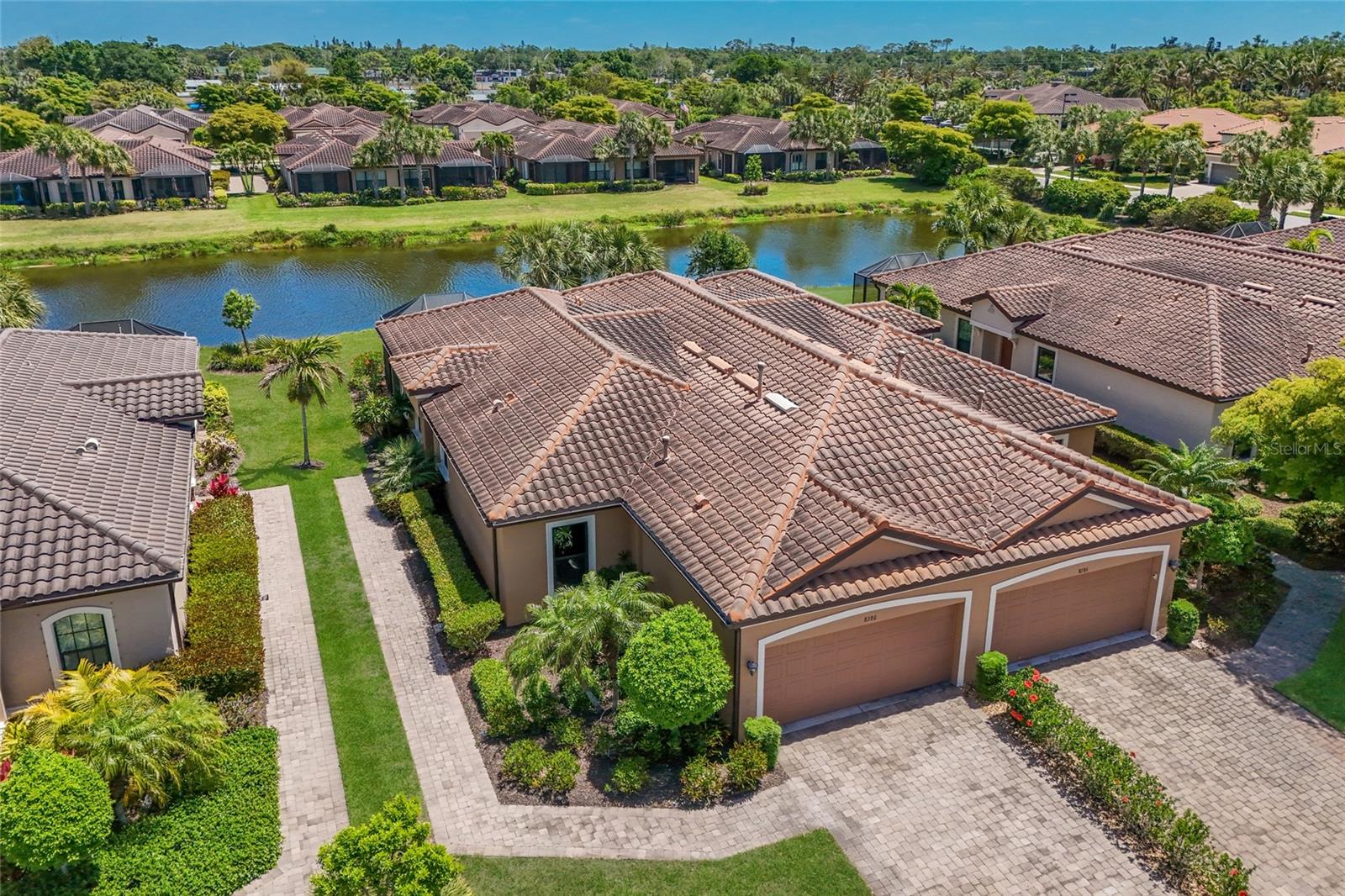 Single Family Residence in SARASOTA, FL - Daniel Dourado