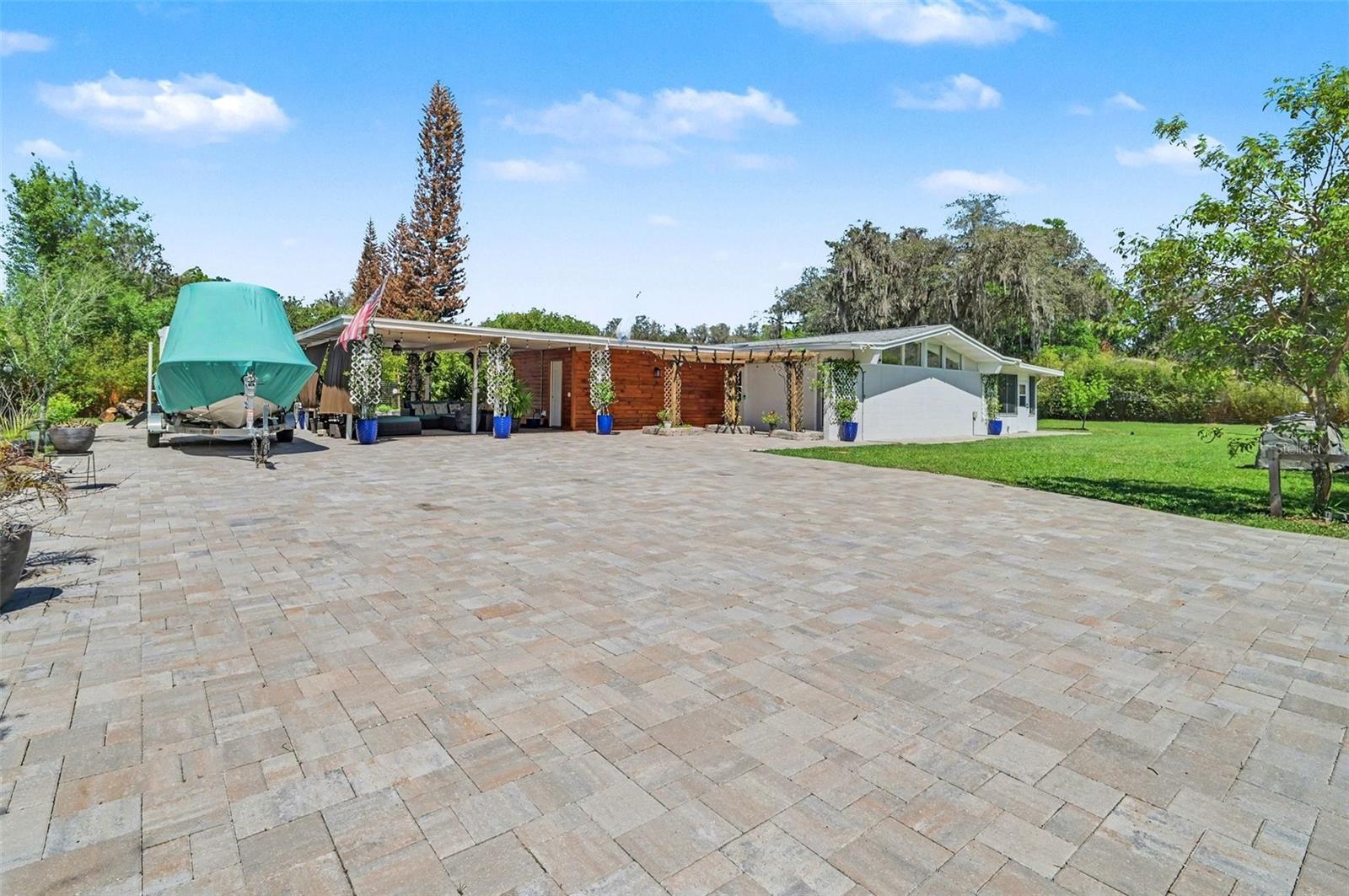 Single Family Residence in DELAND, FL - Daniel Dourado
