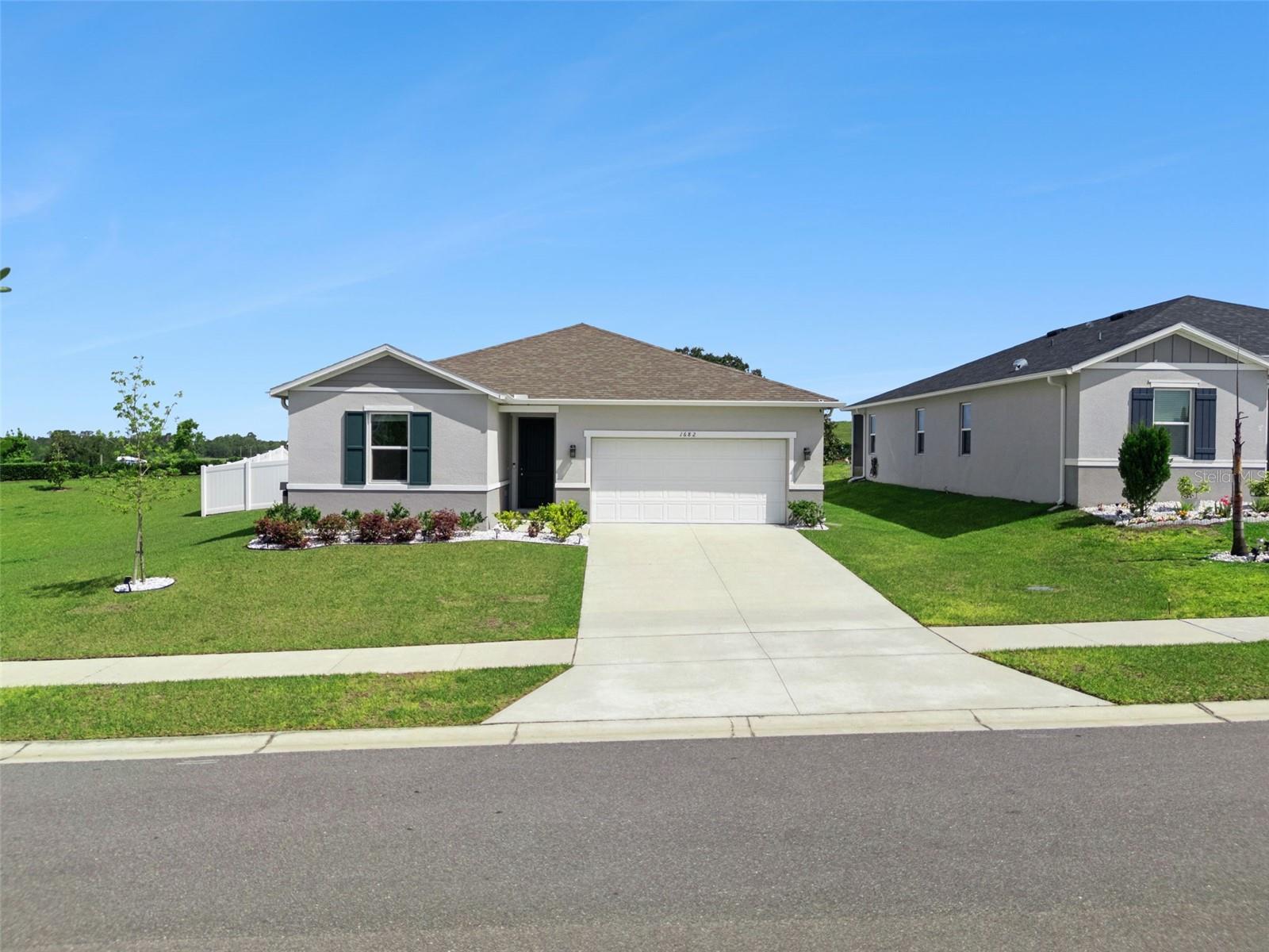 Single Family Residence in MASCOTTE, FL - Daniel Dourado
