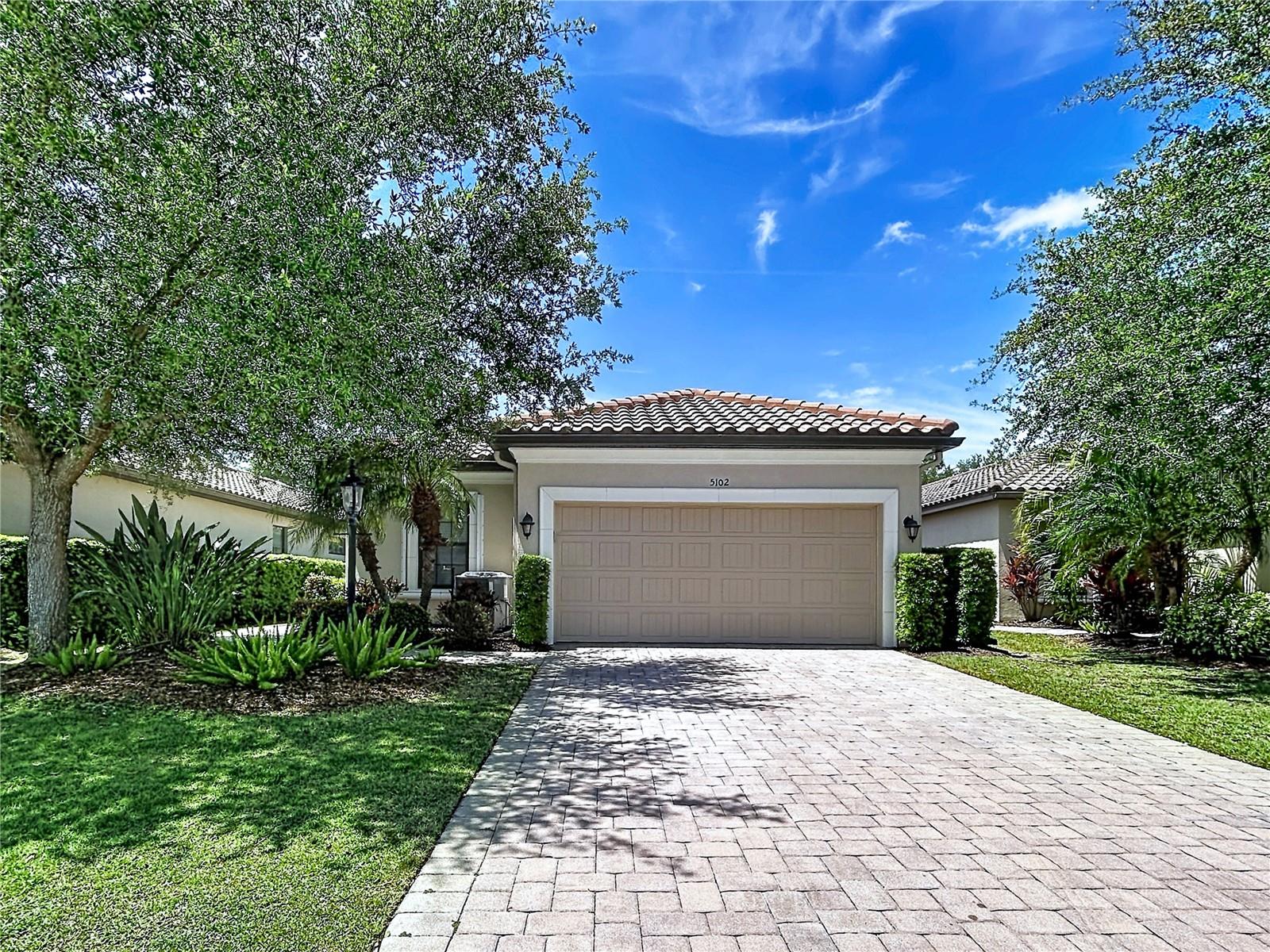 Single Family Residence in BRADENTON, FL - Daniel Dourado