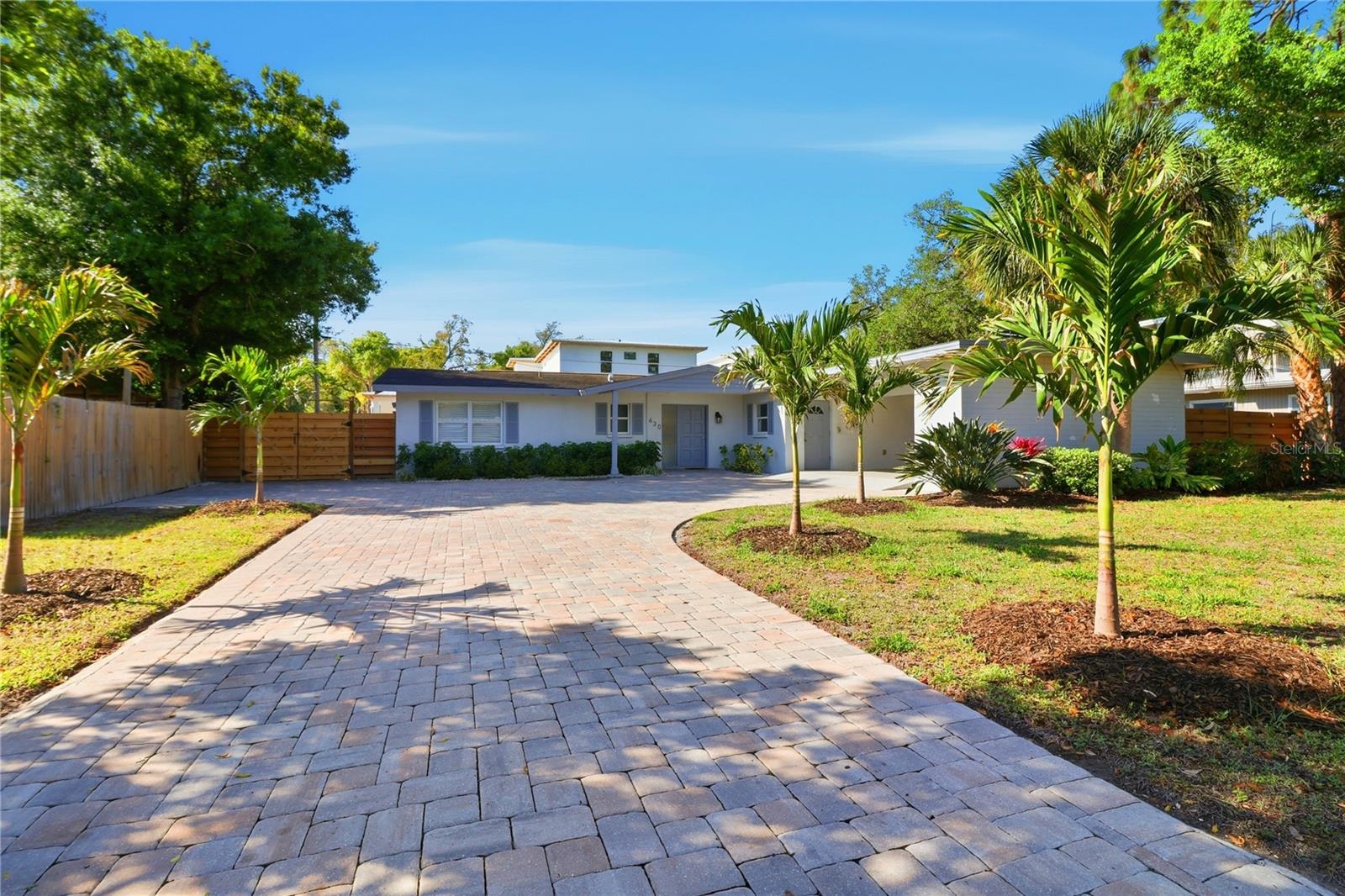 Single Family Residence in SARASOTA, FL - Daniel Dourado