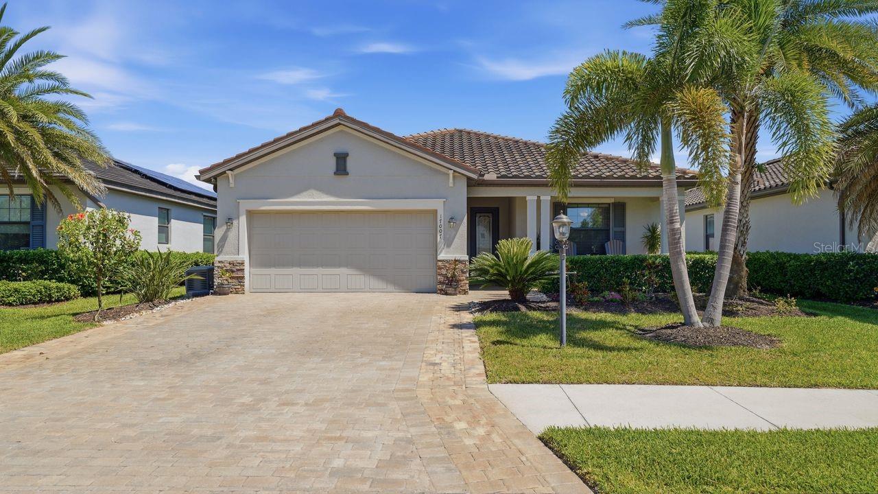 Single Family Residence in BRADENTON, FL - Daniel Dourado