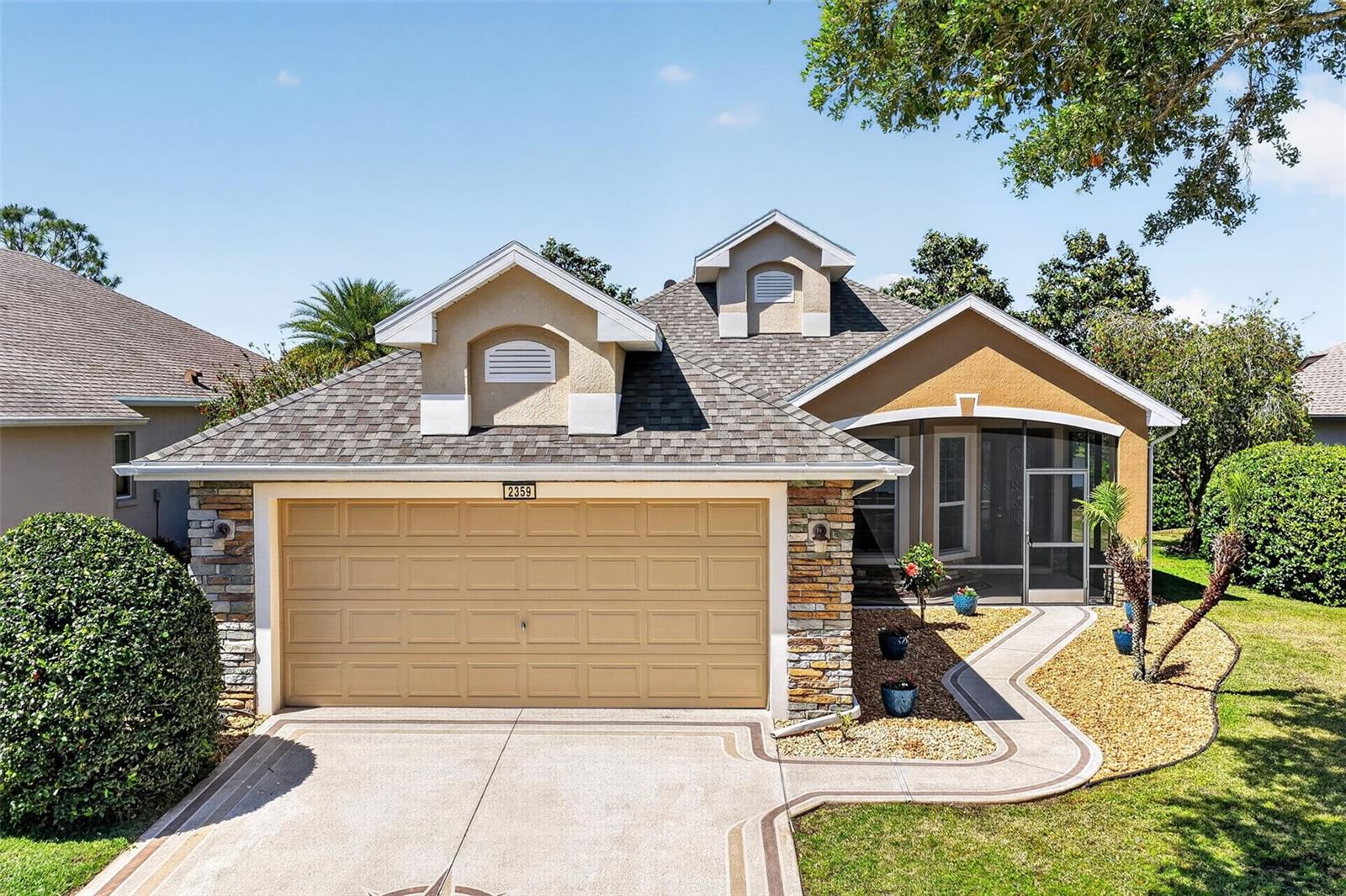 Single Family Residence in MOUNT DORA, FL - Daniel Dourado
