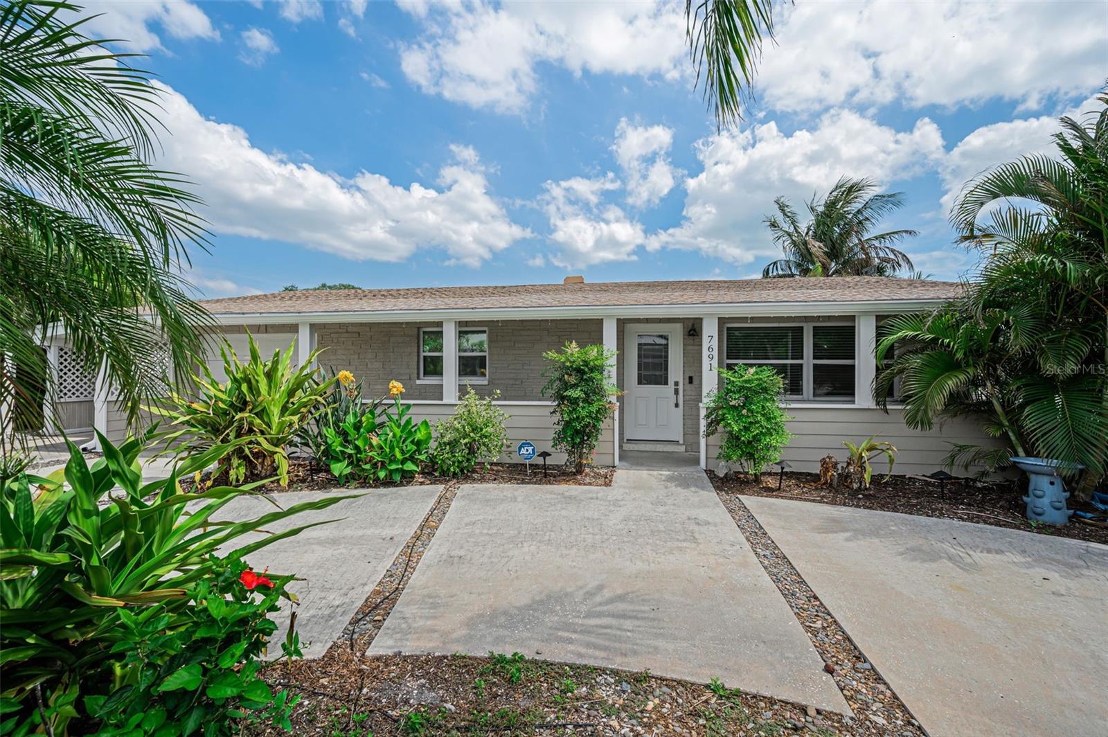 Single Family Residence in ST PETE BEACH, FL - Daniel Dourado
