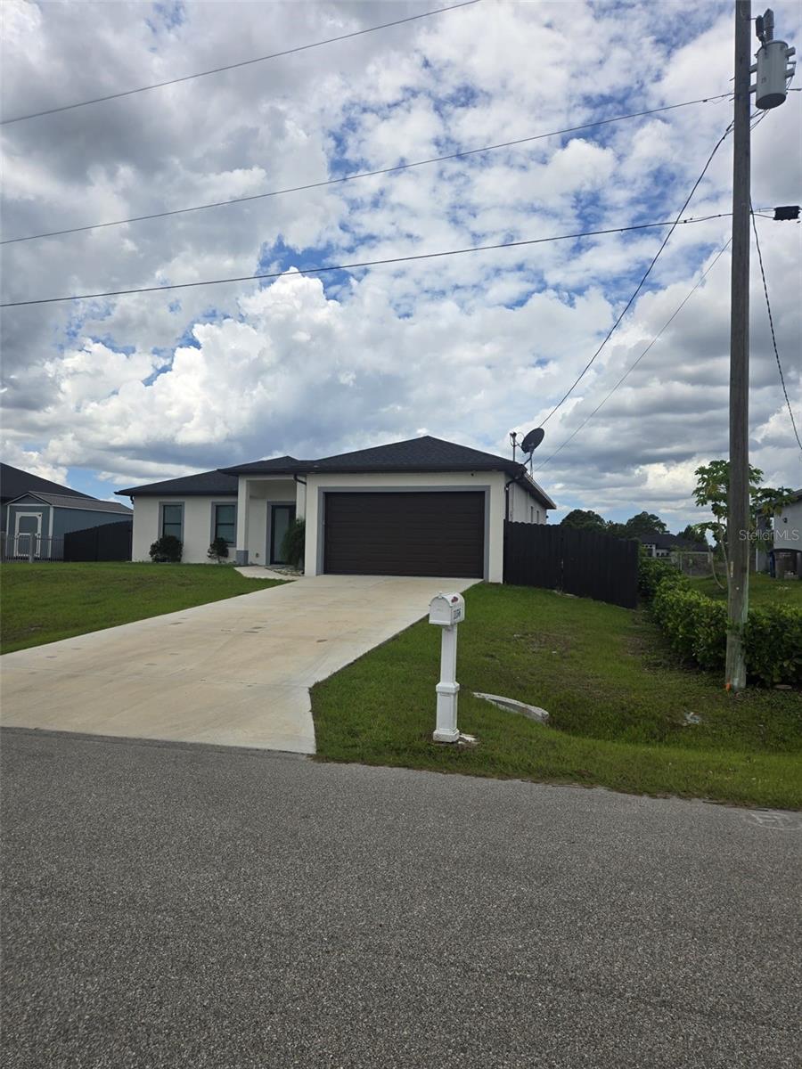 Single Family Residence in LEHIGH ACRES, FL - Daniel Dourado