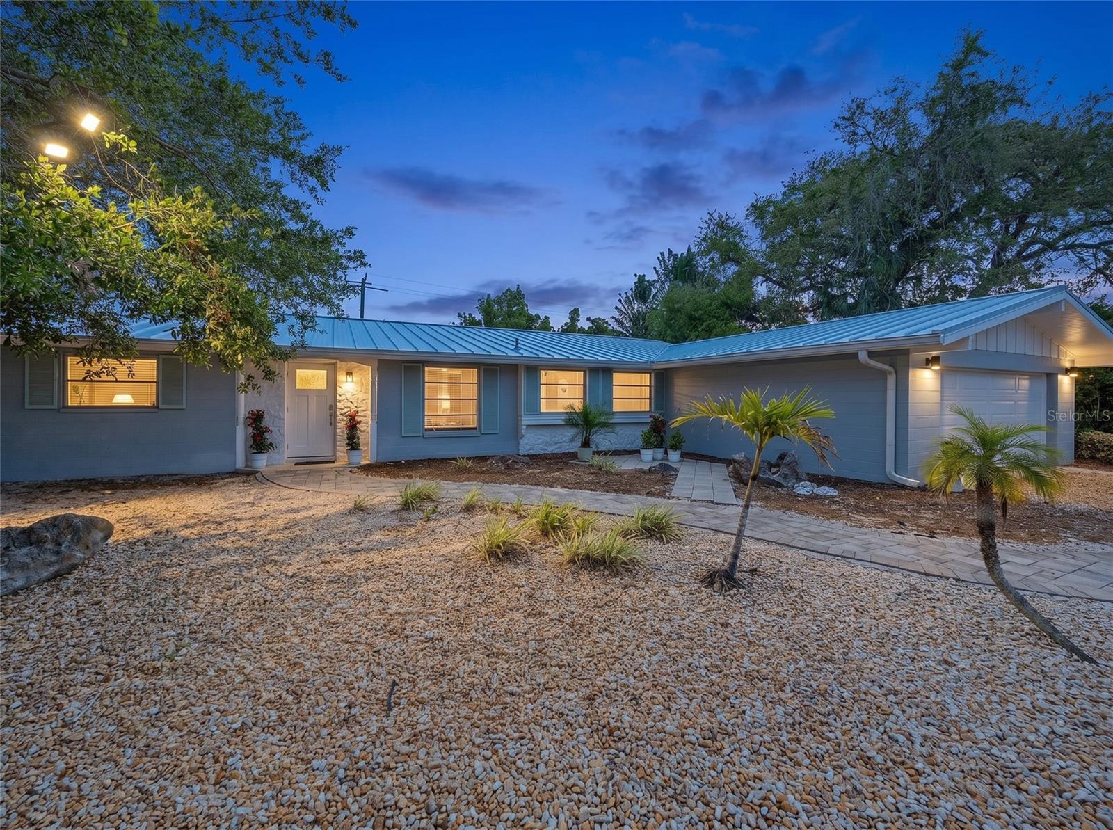 Single Family Residence in SARASOTA, FL - Daniel Dourado