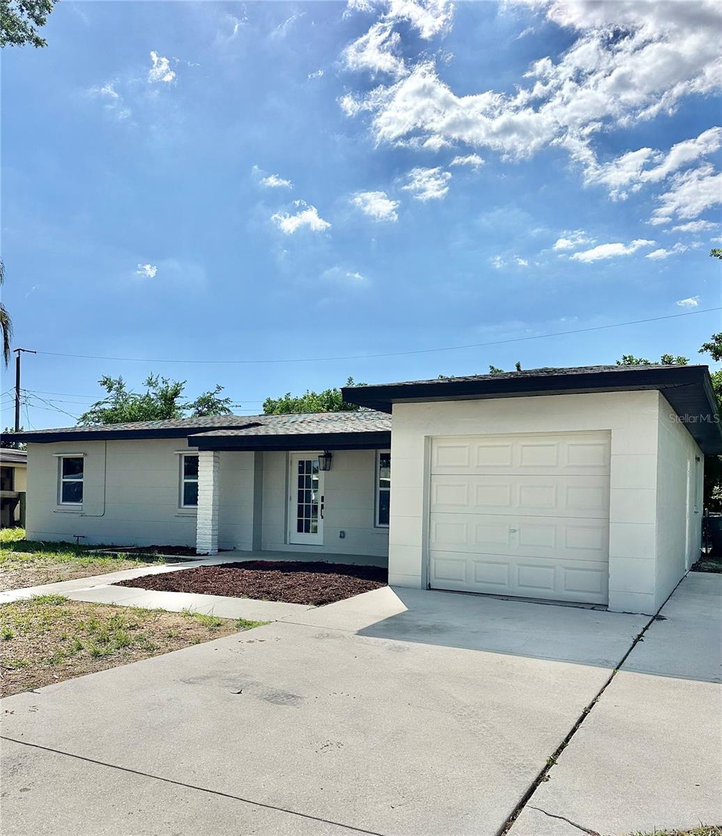 Single Family Residence in PORT CHARLOTTE, FL - Daniel Dourado