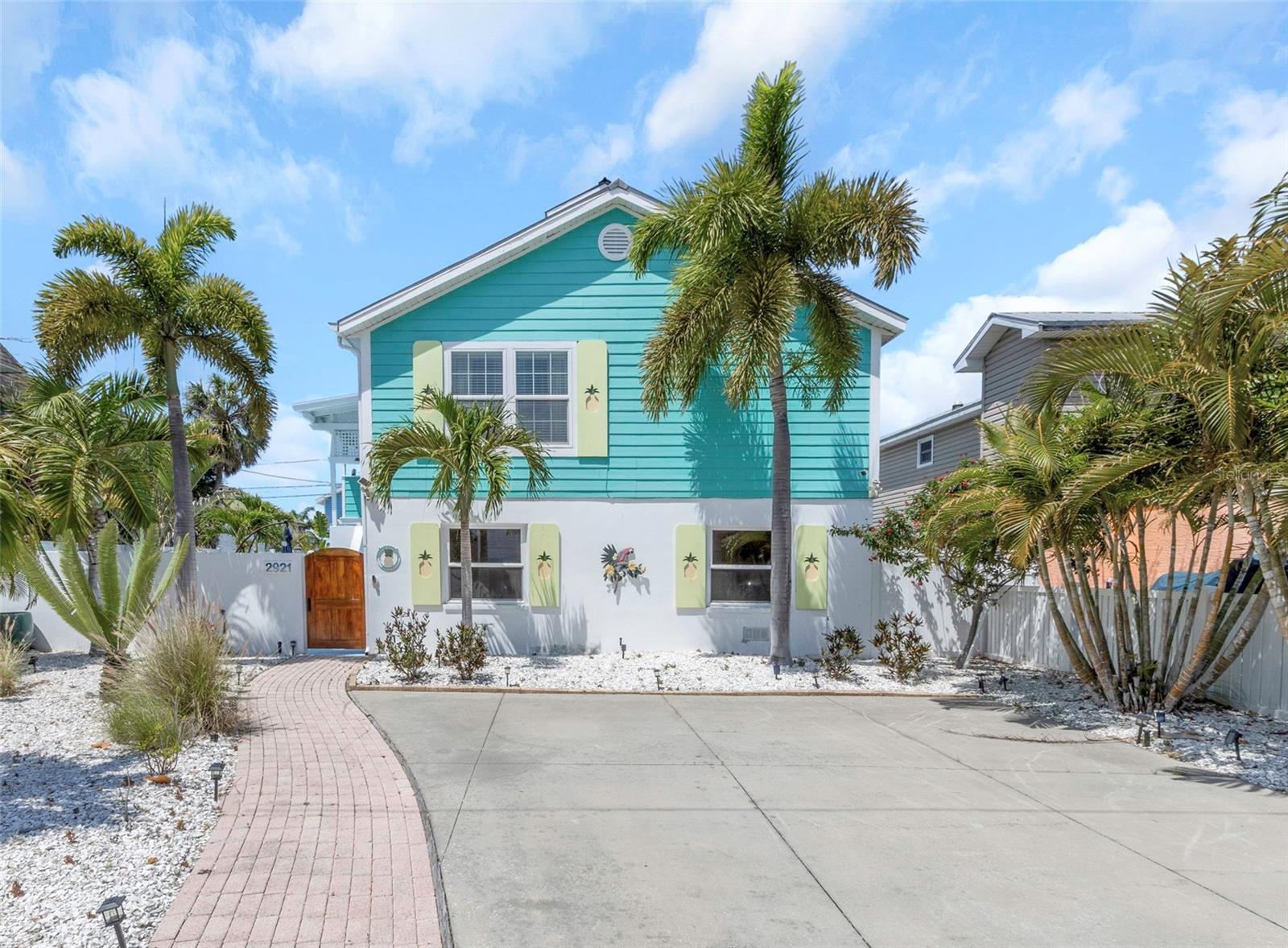 Single Family Residence in GULFPORT, FL - Daniel Dourado