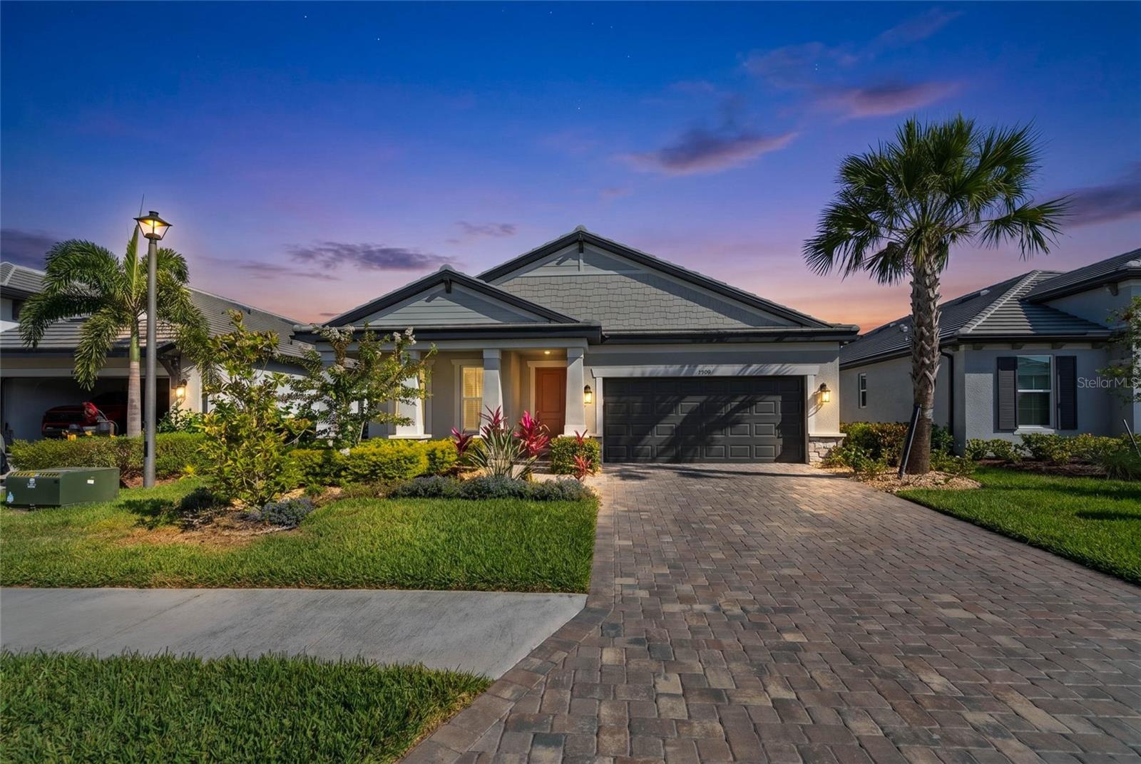 Single Family Residence in BRADENTON, FL - Daniel Dourado