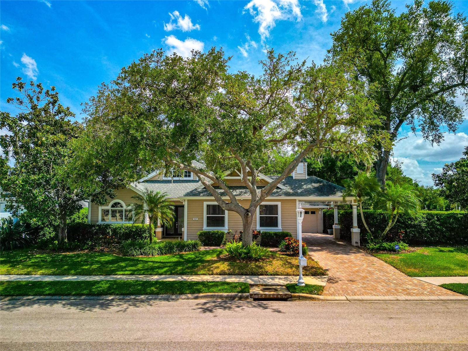 Single Family Residence in BRADENTON, FL - Daniel Dourado