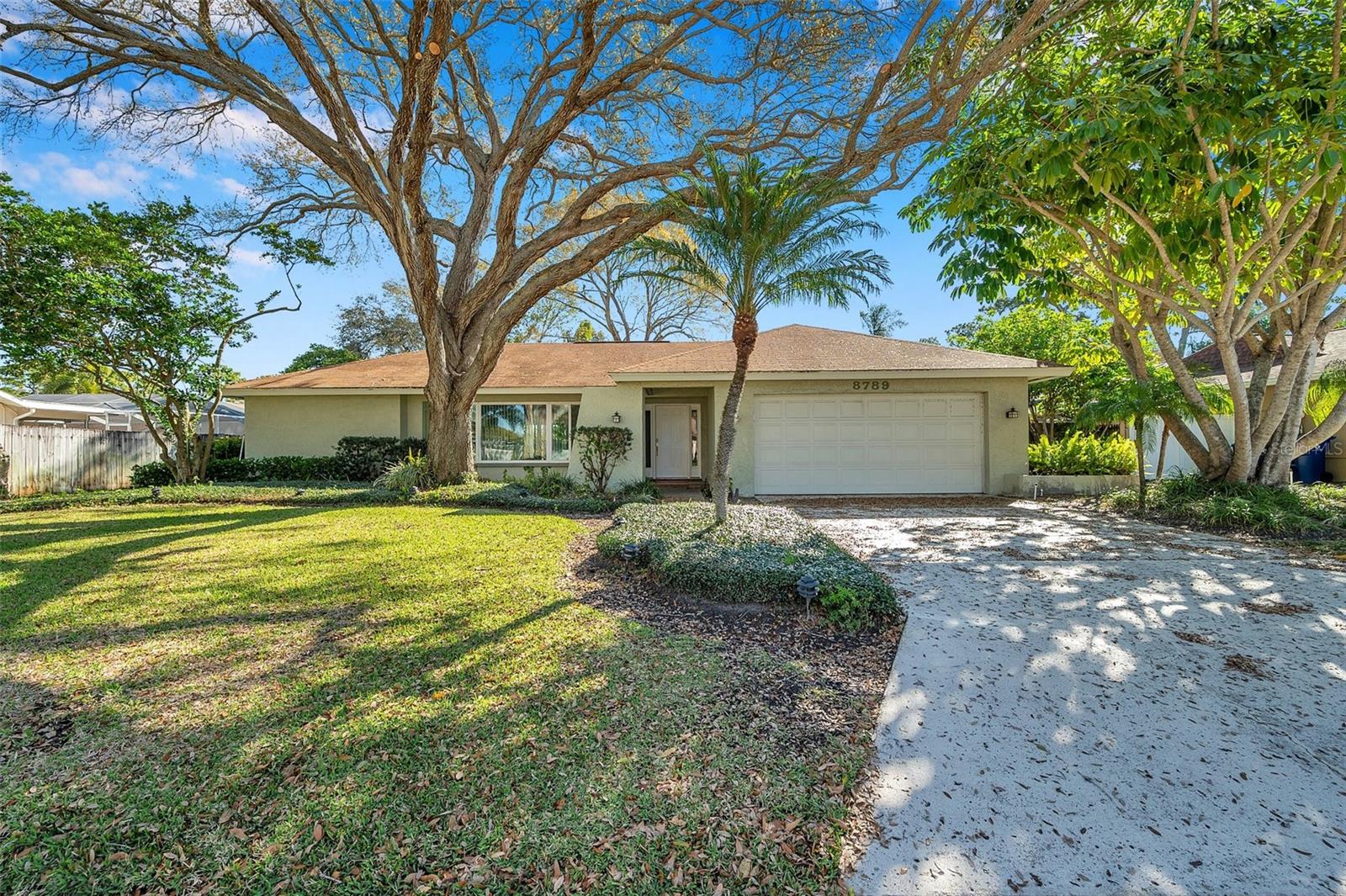 Single Family Residence em SEMINOLE, FL - Daniel Dourado