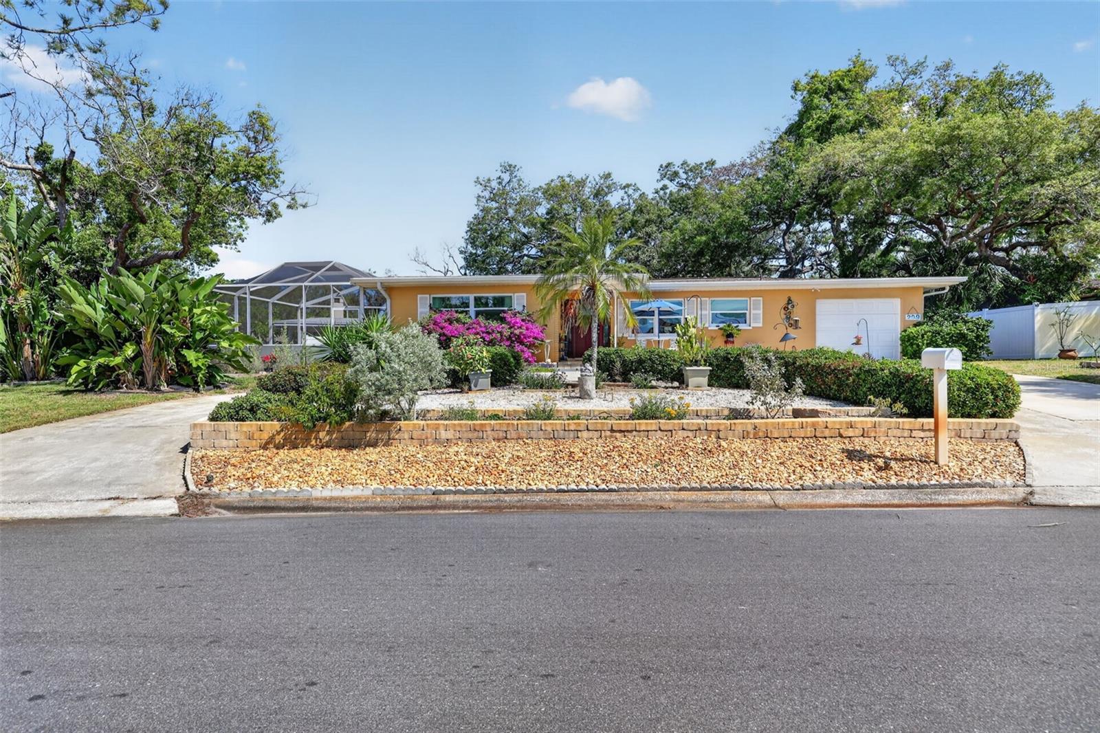 Single Family Residence in PALM HARBOR, FL - Daniel Dourado