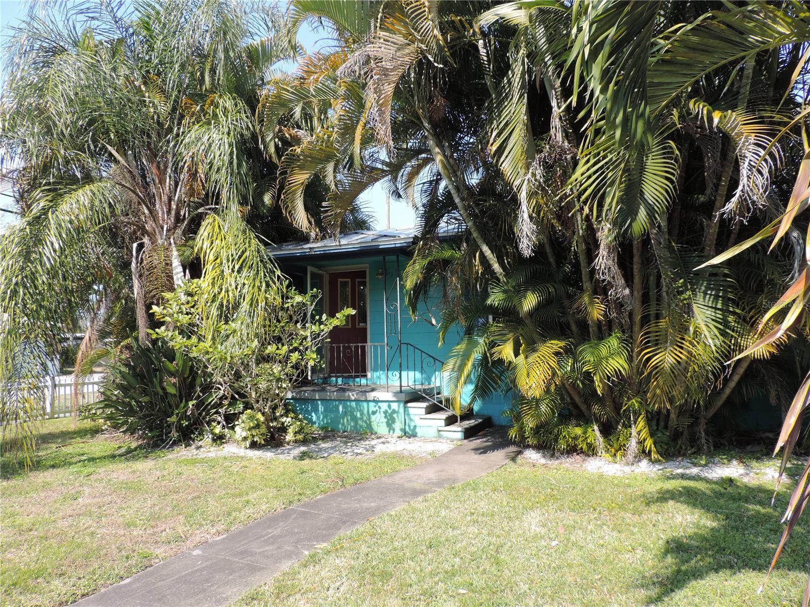 Single Family Residence in GULFPORT, FL - Daniel Dourado