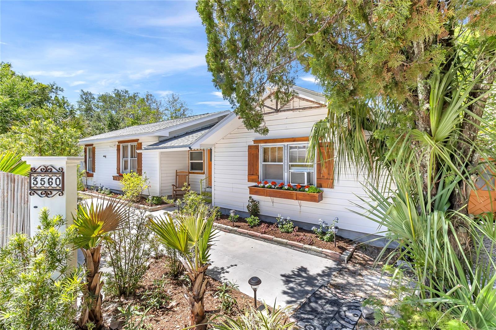 Single Family Residence in MOUNT DORA, FL - Daniel Dourado
