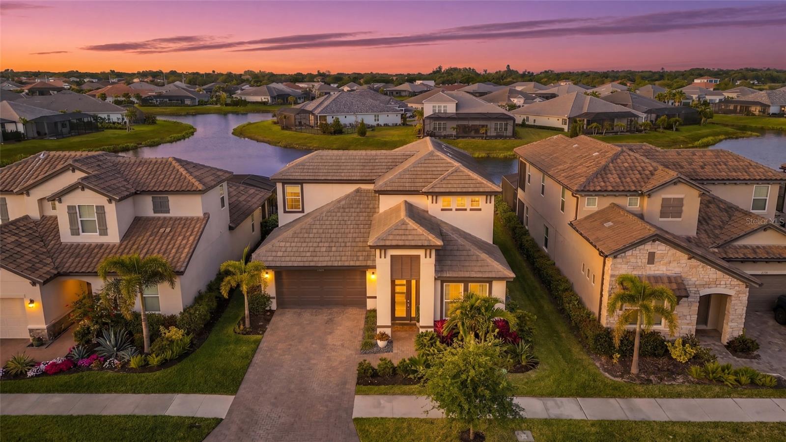 Single Family Residence in SARASOTA, FL - Daniel Dourado