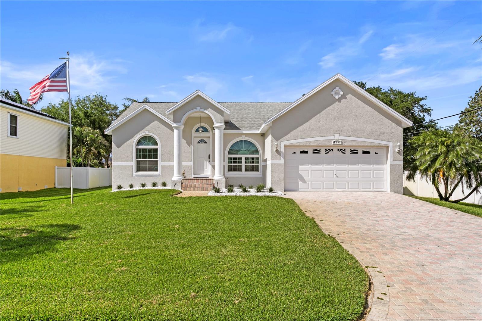 Single Family Residence em ST PETERSBURG, FL - Daniel Dourado