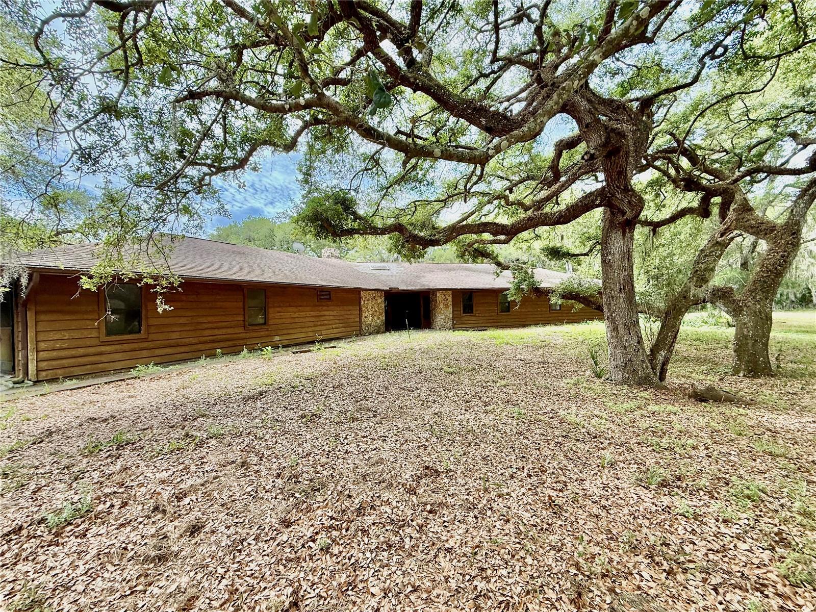 Single Family Residence in OAK HILL, FL - Daniel Dourado
