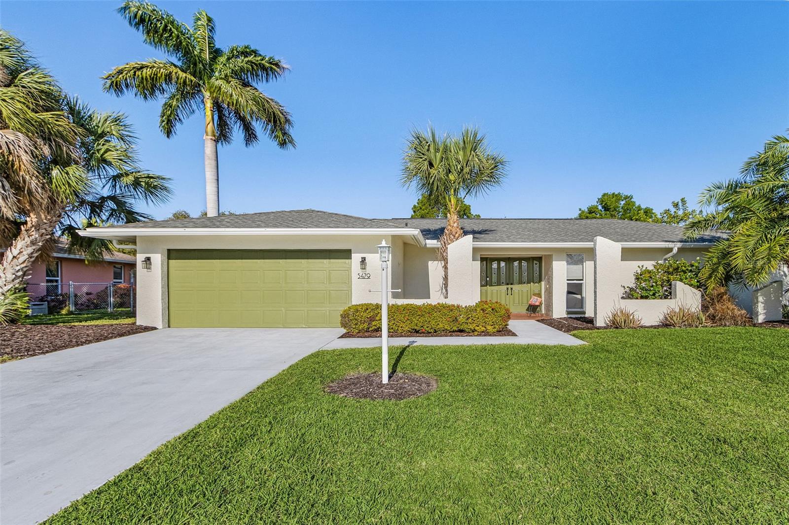 Single Family Residence in FORT MYERS, FL - Daniel Dourado