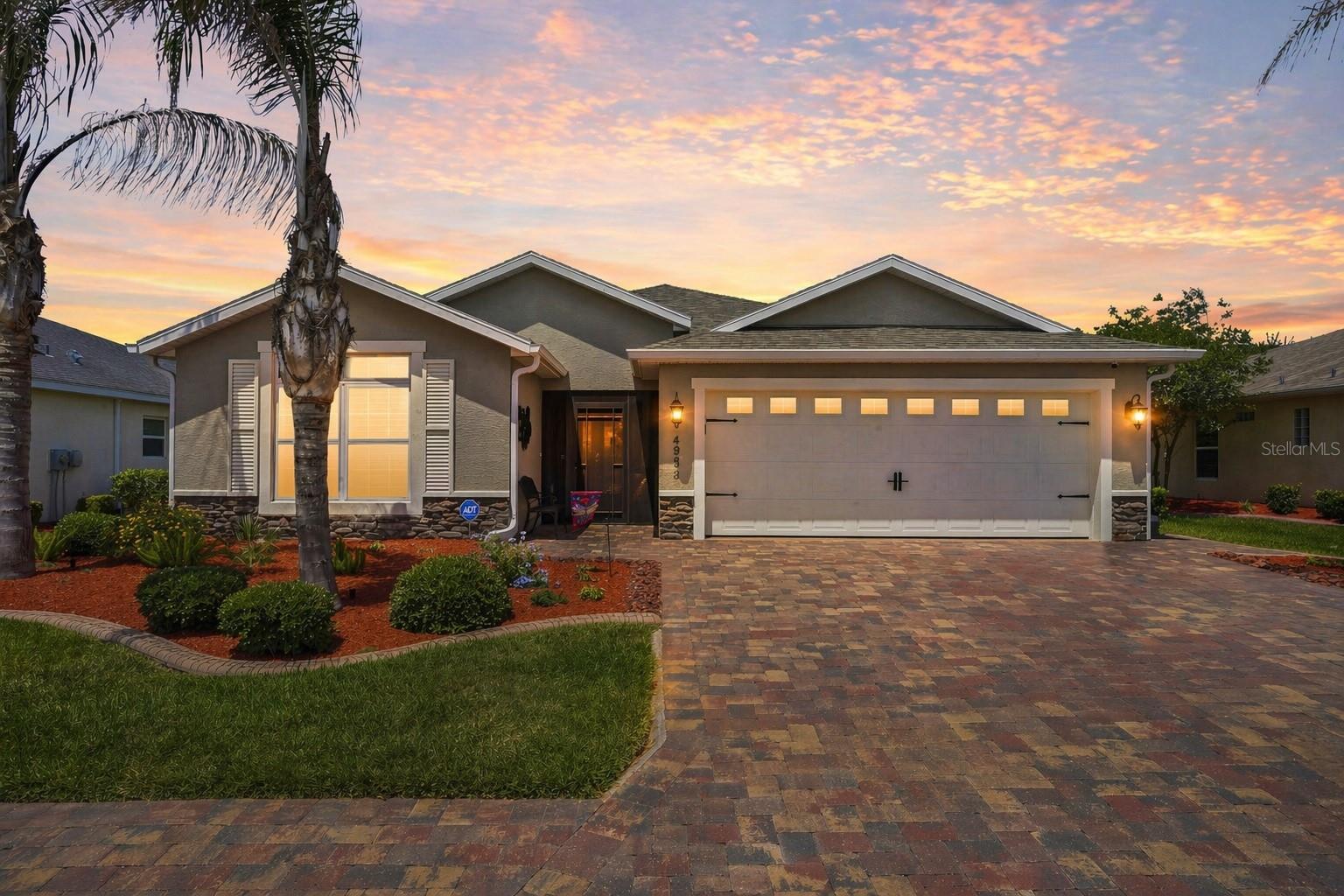 Single Family Residence in OXFORD, FL - Daniel Dourado