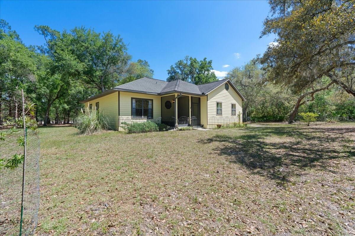 Single Family Residence in MELROSE, FL - Daniel Dourado
