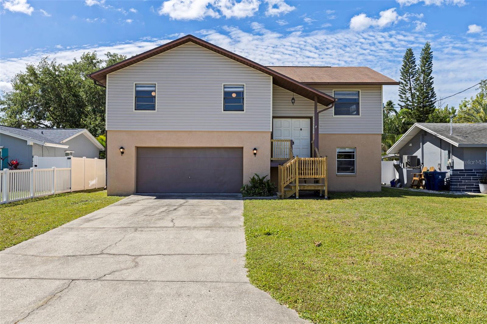 Single Family Residence in PALM HARBOR, FL - Daniel Dourado