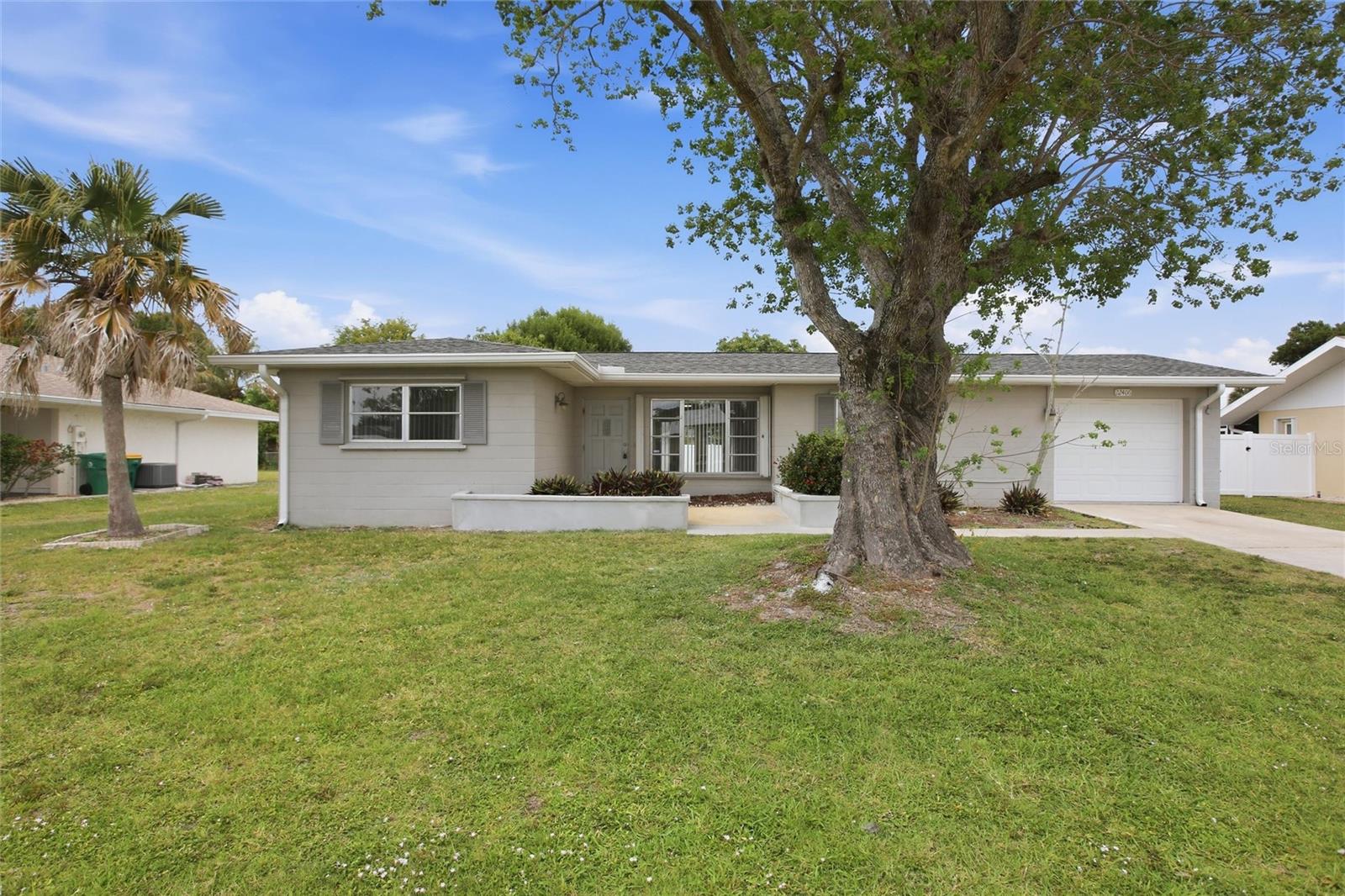 Single Family Residence in PORT CHARLOTTE, FL - Daniel Dourado