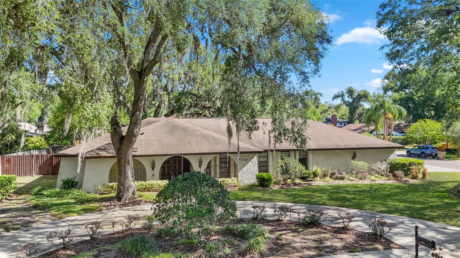 Single Family Residence in TEMPLE TERRACE, FL - Daniel Dourado