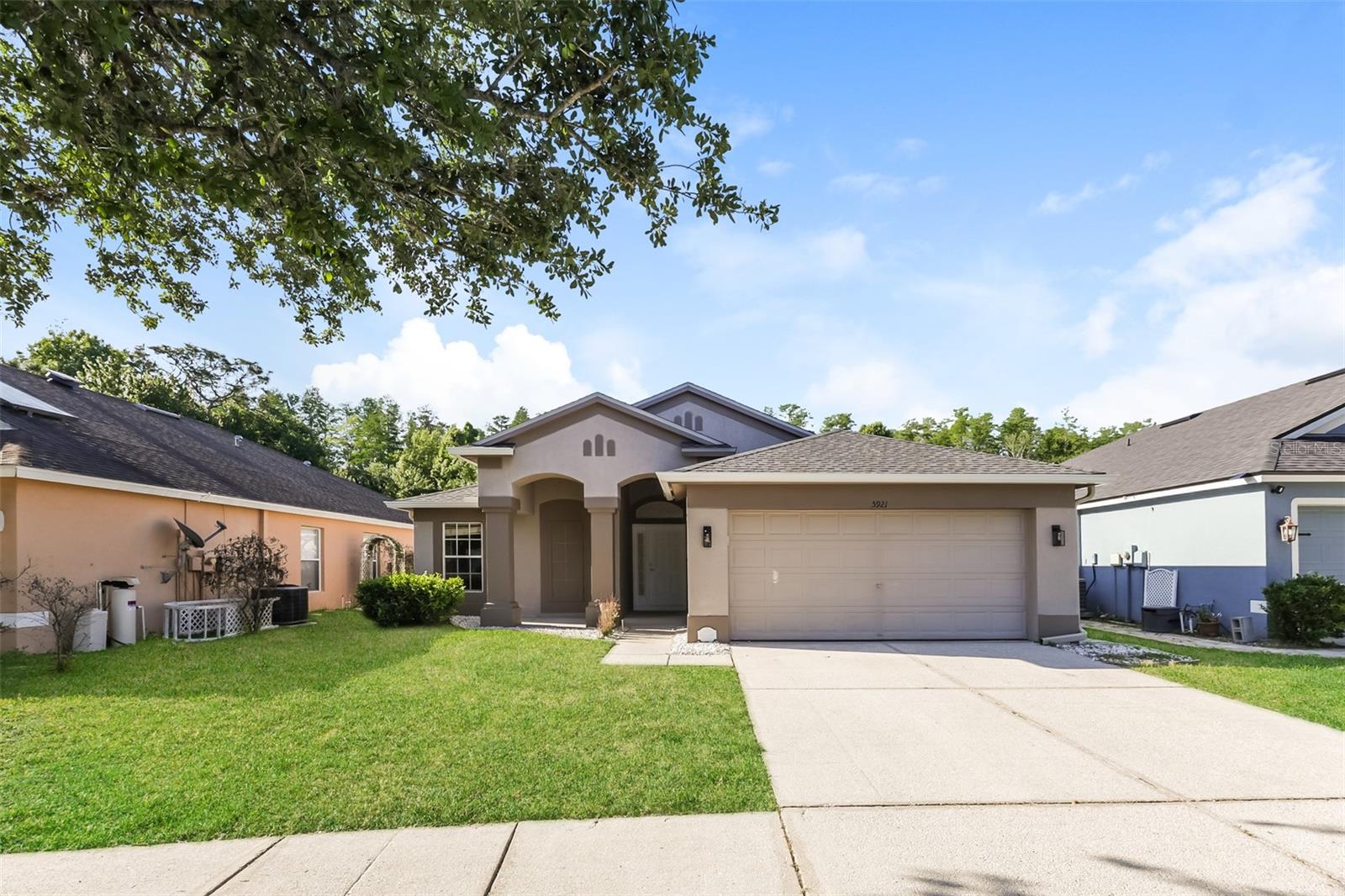 Single Family Residence in WESLEY CHAPEL, FL - Daniel Dourado