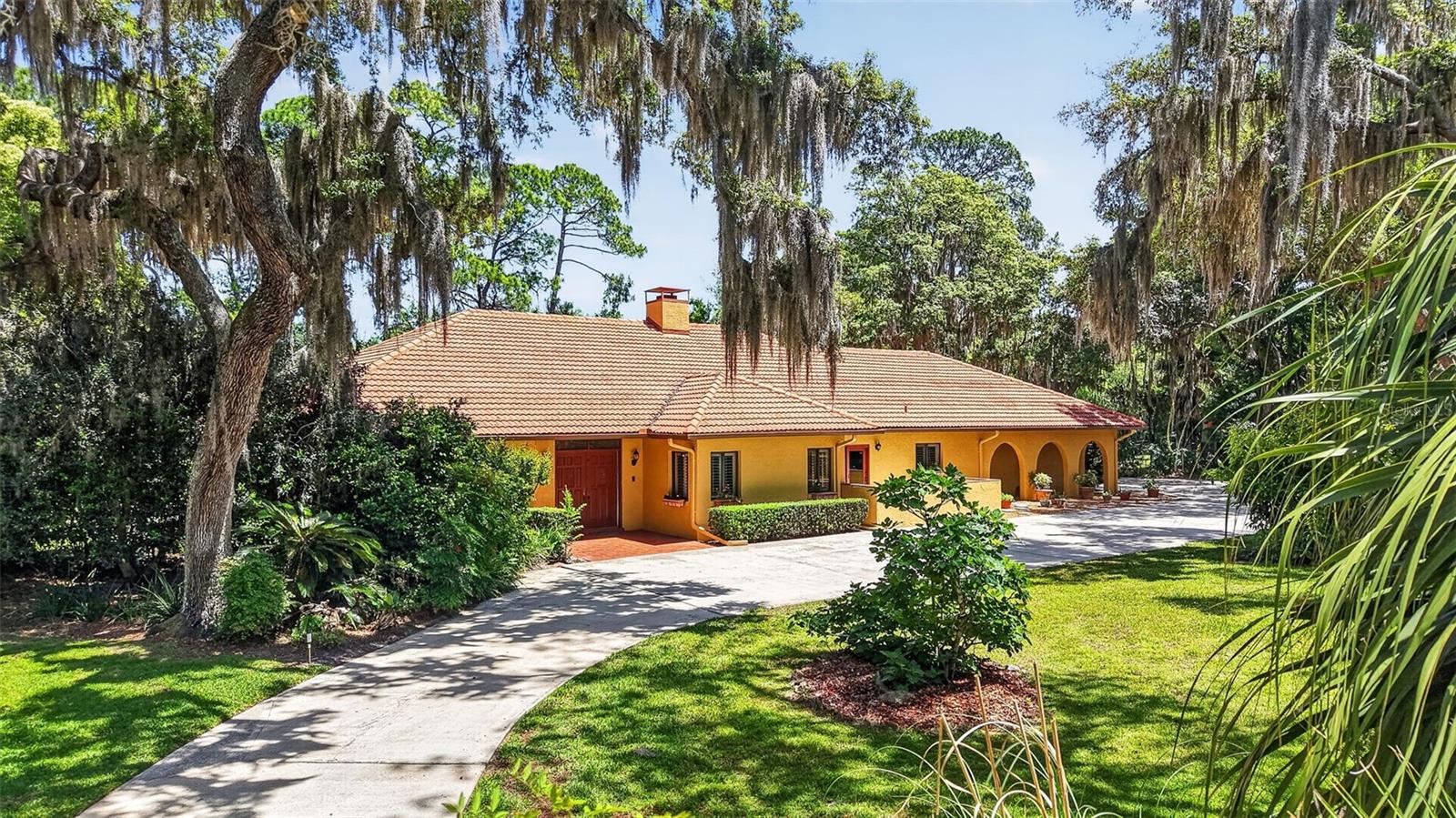 Single Family Residence in MOUNT DORA, FL - Daniel Dourado