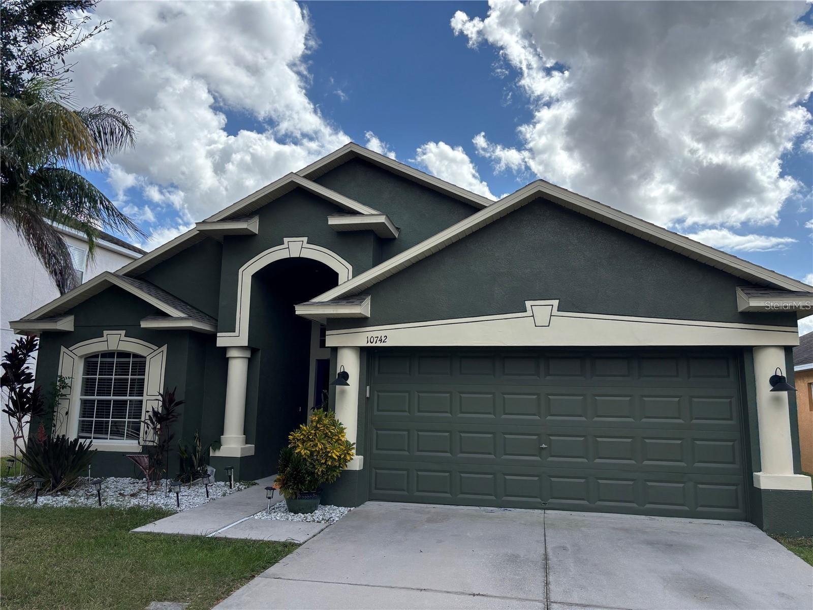 Single Family Residence in RIVERVIEW, FL - Daniel Dourado