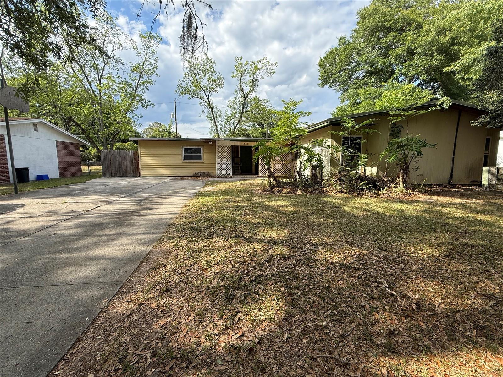 Single Family Residence in GAINESVILLE, FL - Daniel Dourado