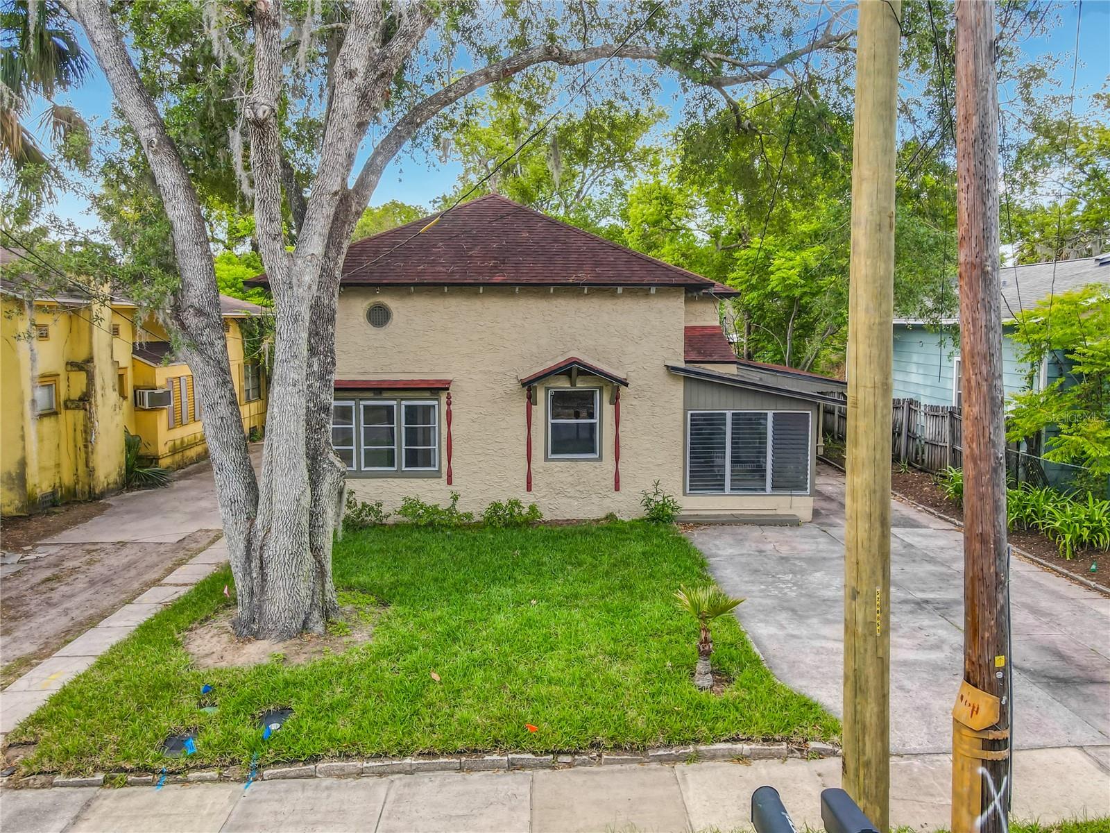 Single Family Residence in DELAND, FL - Daniel Dourado