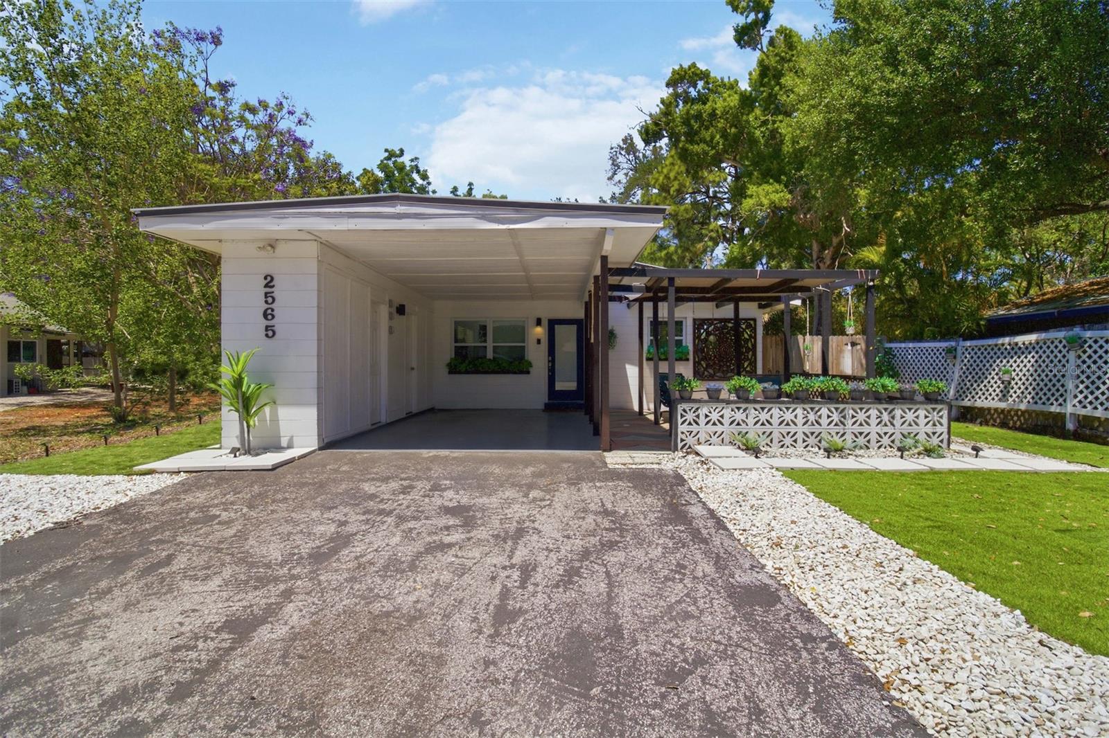 Single Family Residence in SARASOTA, FL - Daniel Dourado