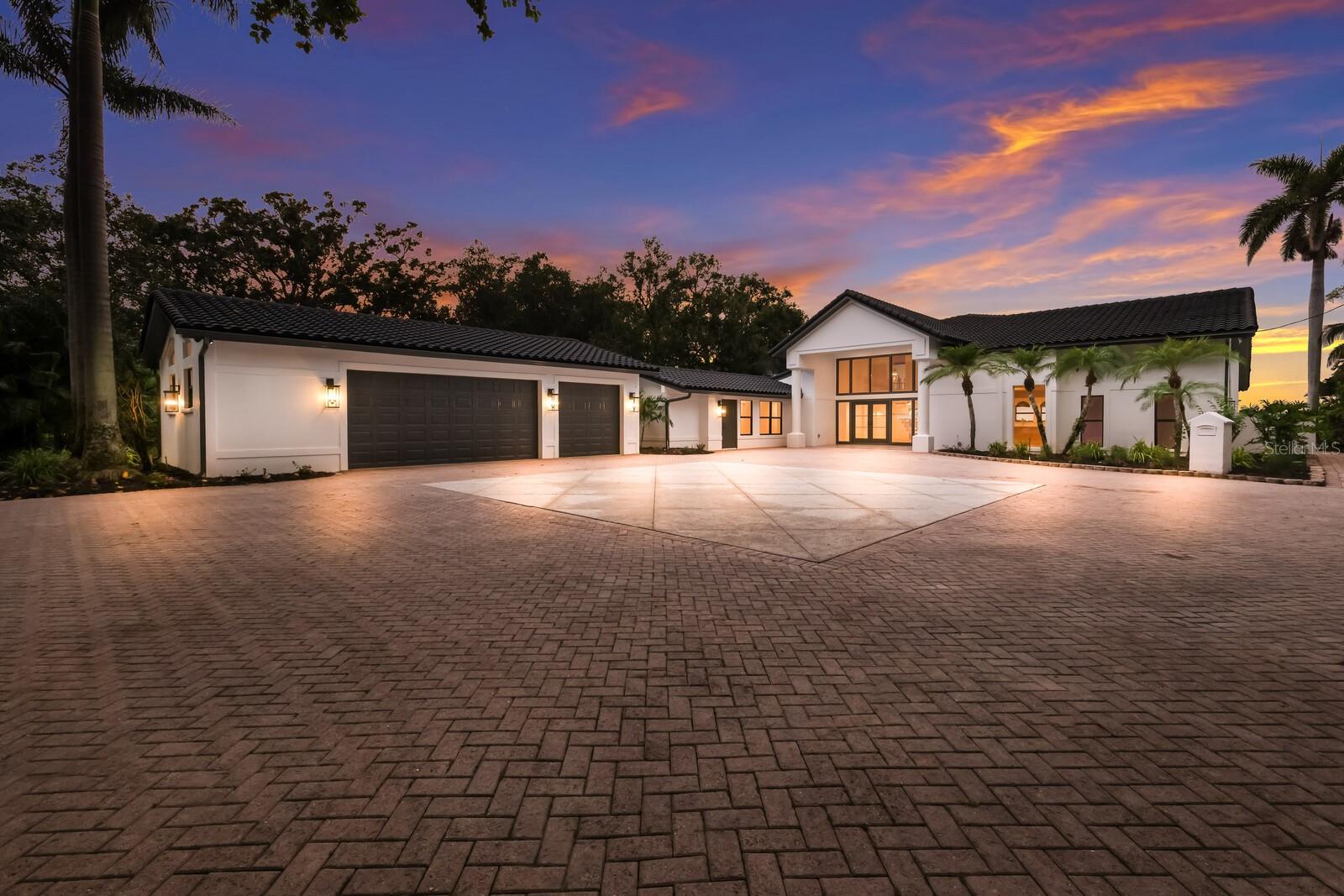 Single Family Residence in BRADENTON, FL - Daniel Dourado