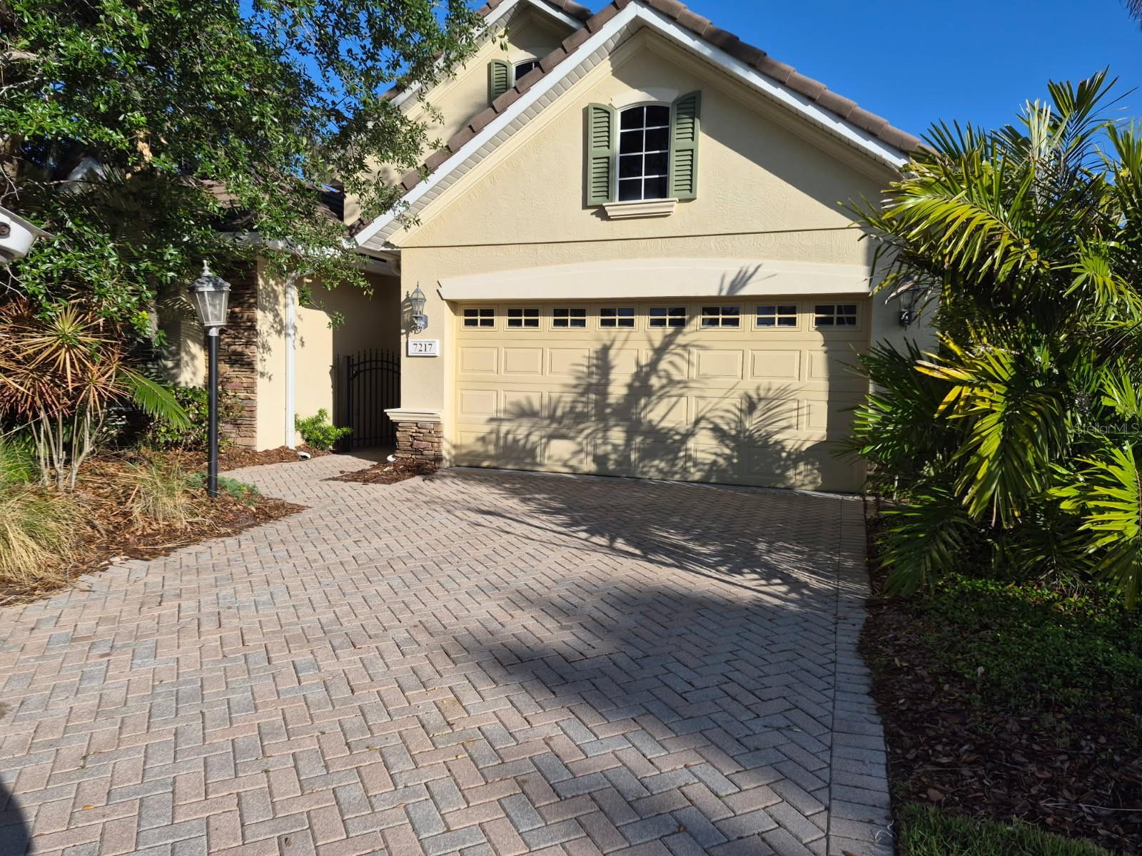 Single Family Residence in BRADENTON, FL - Daniel Dourado