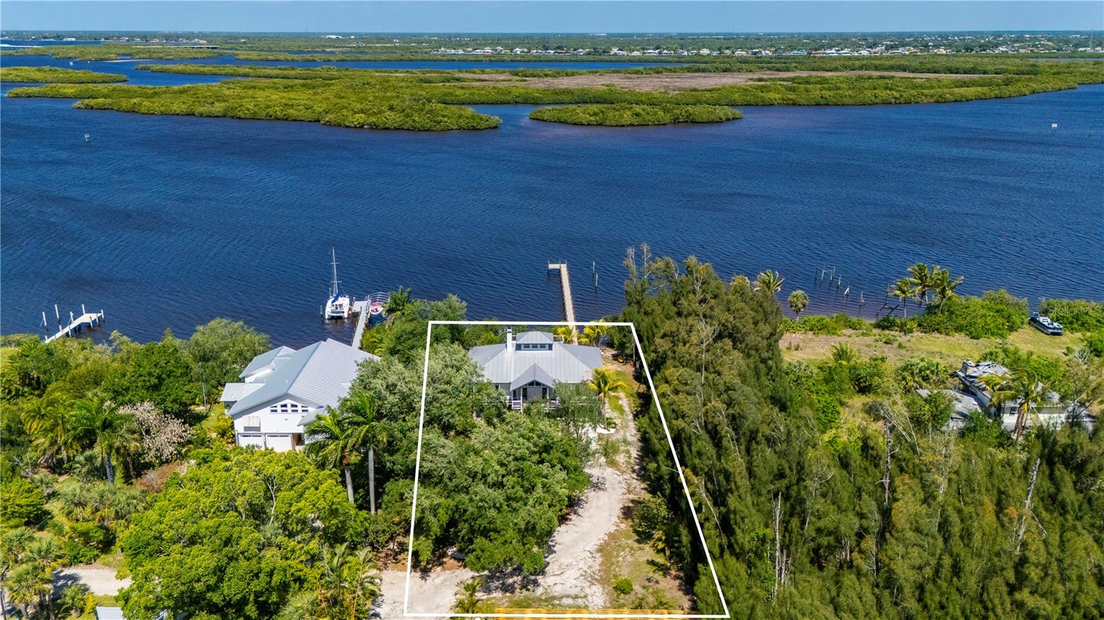 Single Family Residence in PUNTA GORDA, FL - Daniel Dourado