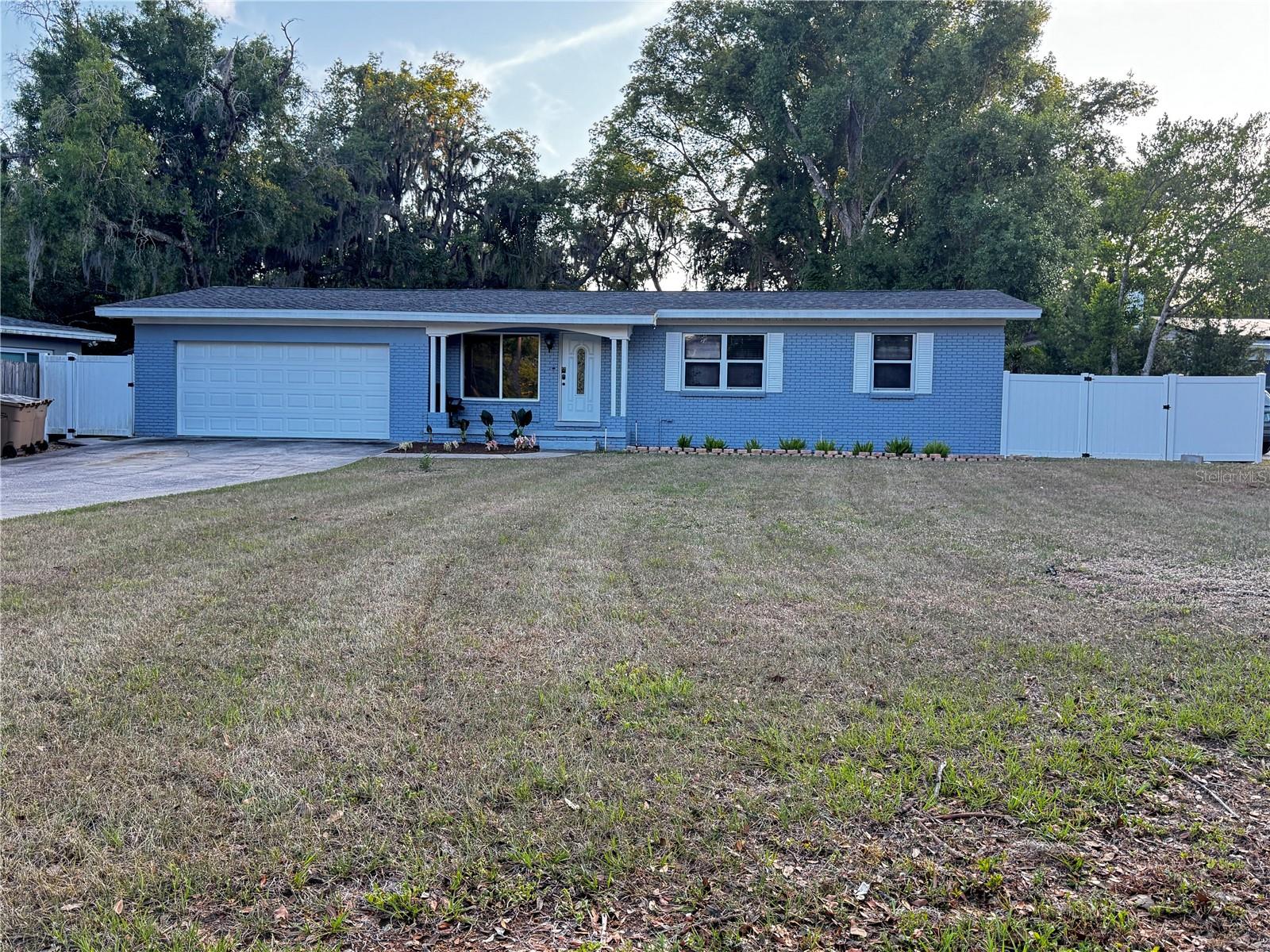 Single Family Residence in TEMPLE TERRACE, FL - Daniel Dourado