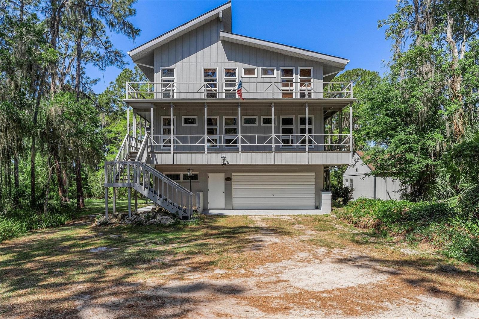 Single Family Residence in LADY LAKE, FL - Daniel Dourado