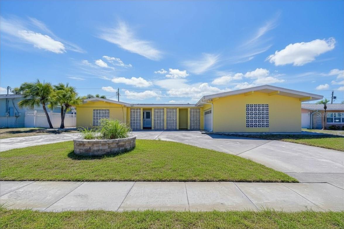 Single Family Residence in SEMINOLE, FL - Daniel Dourado