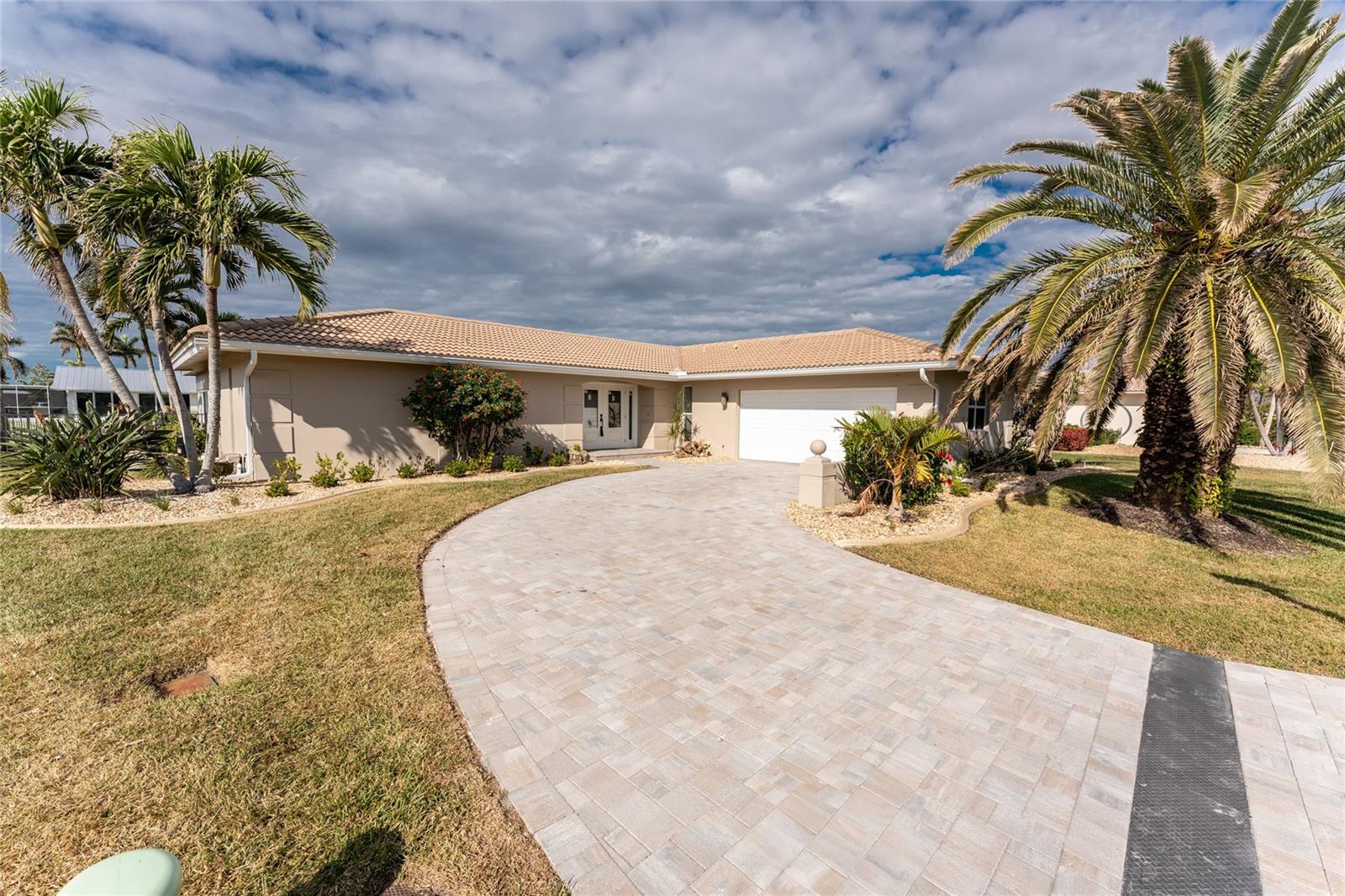 Single Family Residence in PUNTA GORDA, FL - Daniel Dourado
